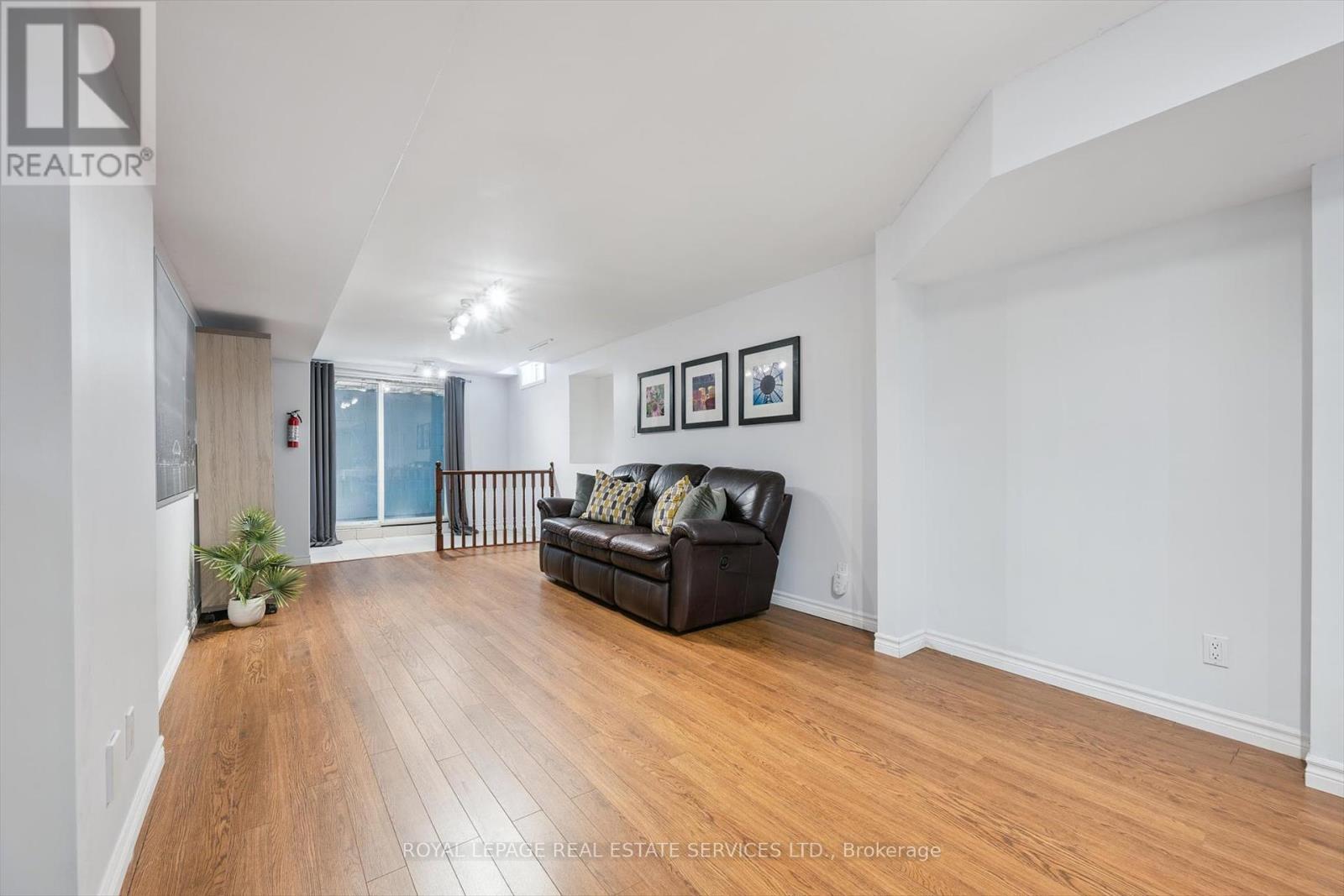 












1448 STATIONMASTER LANE

,
Oakville,




Ontario
L6M3A7

