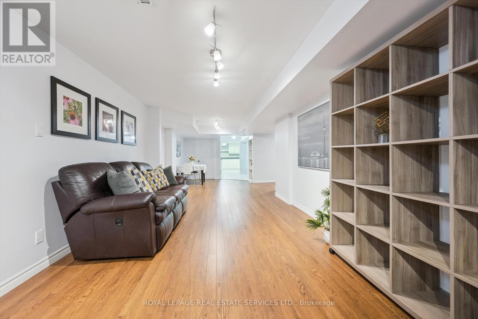 












1448 STATIONMASTER LANE

,
Oakville,




Ontario
L6M3A7


