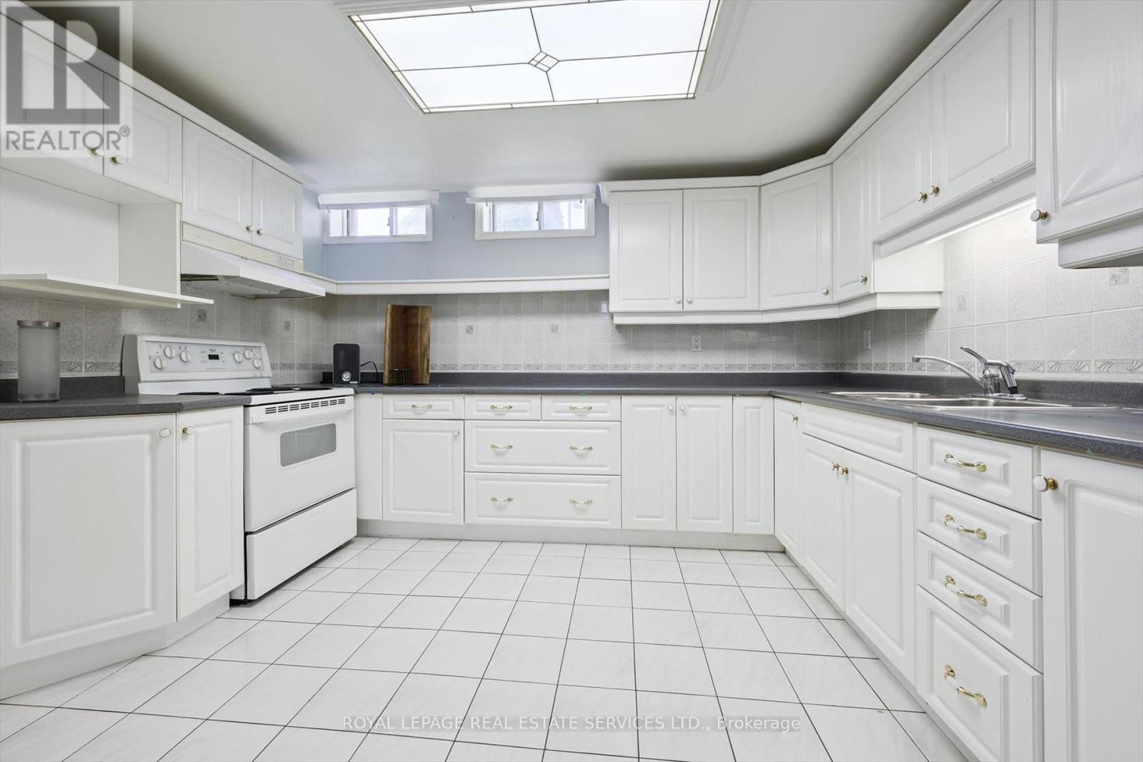 












1448 STATIONMASTER LANE

,
Oakville,




Ontario
L6M3A7

