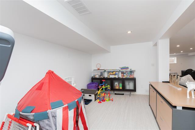 









2209


MCGREGOR FARM

RD,
East St Paul,




MB
R2E 1E9


