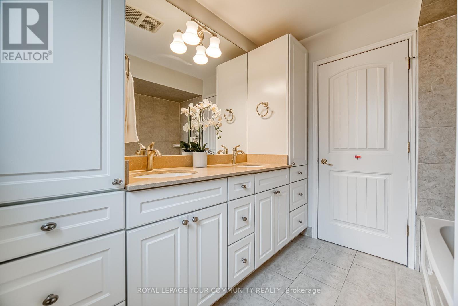 












14 JULIA STREET

,
Markham,




Ontario
L3T4R9

