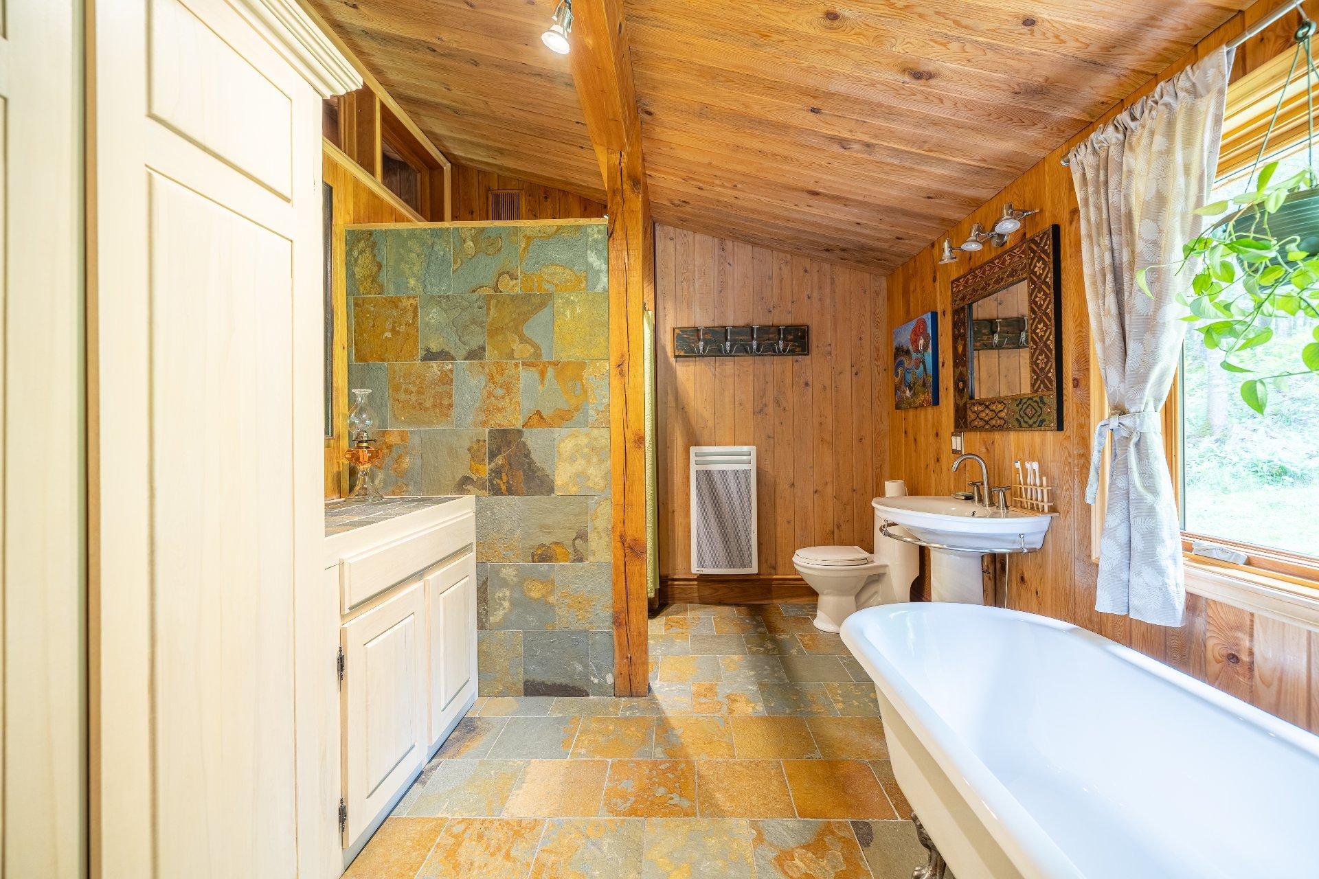 









6


Ch. du Lac-Reardon

,
Brownsburg-Chatham,




QC
J8G2J4

