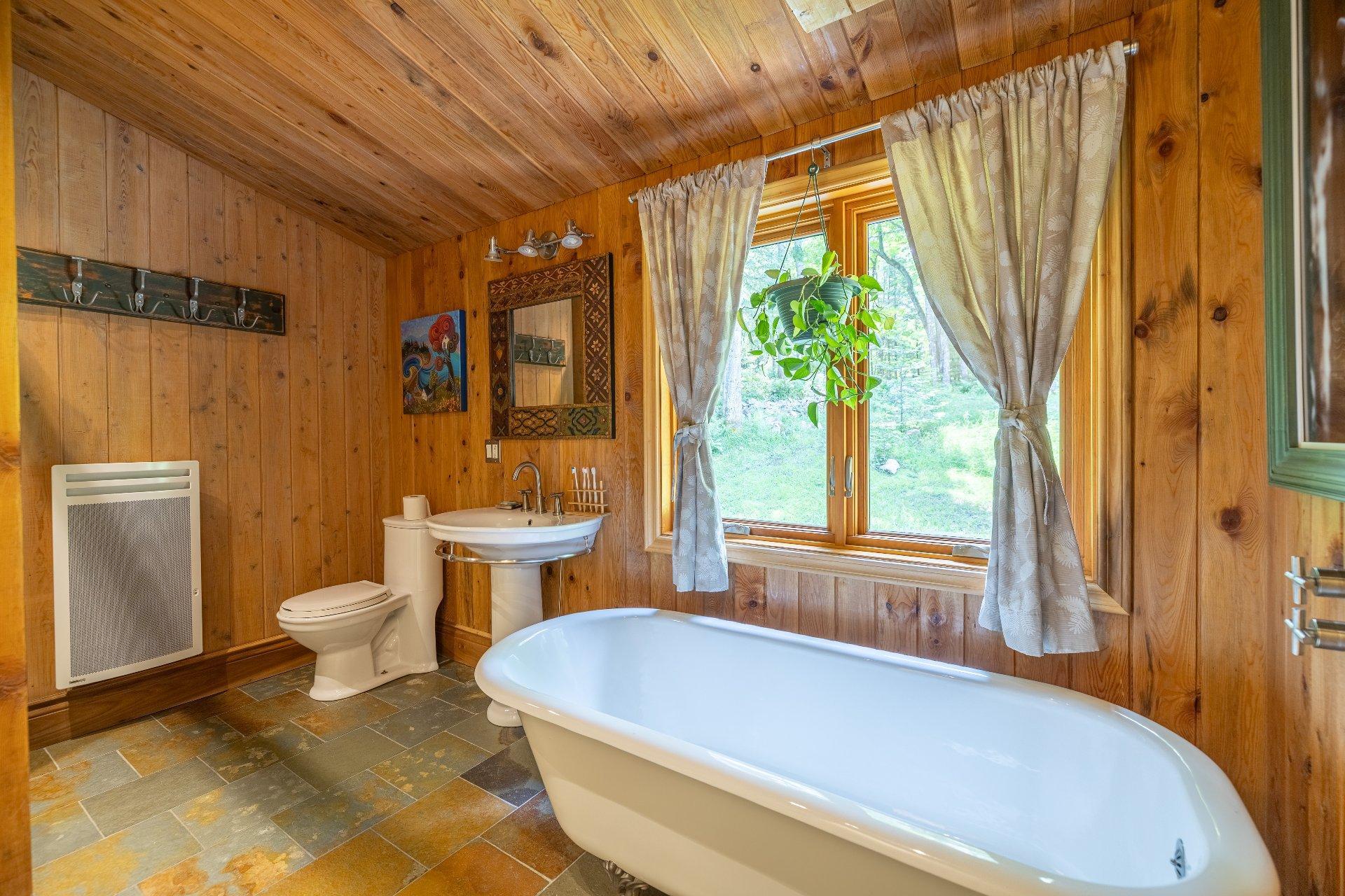 









6


Ch. du Lac-Reardon

,
Brownsburg-Chatham,




QC
J8G2J4


