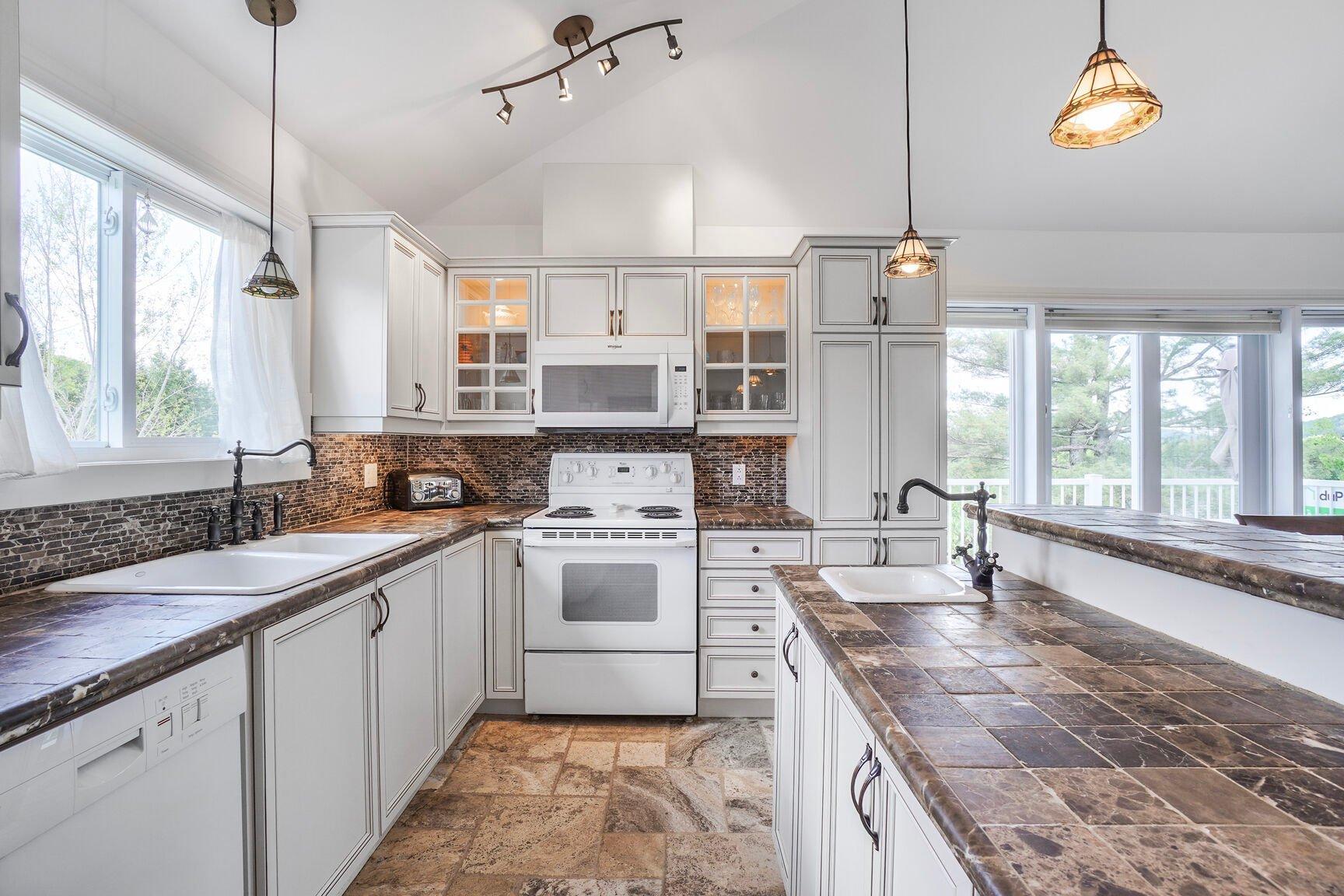 









17Z


Av. des Érables

,
Saint-Sauveur,




QC
J0R1R4

