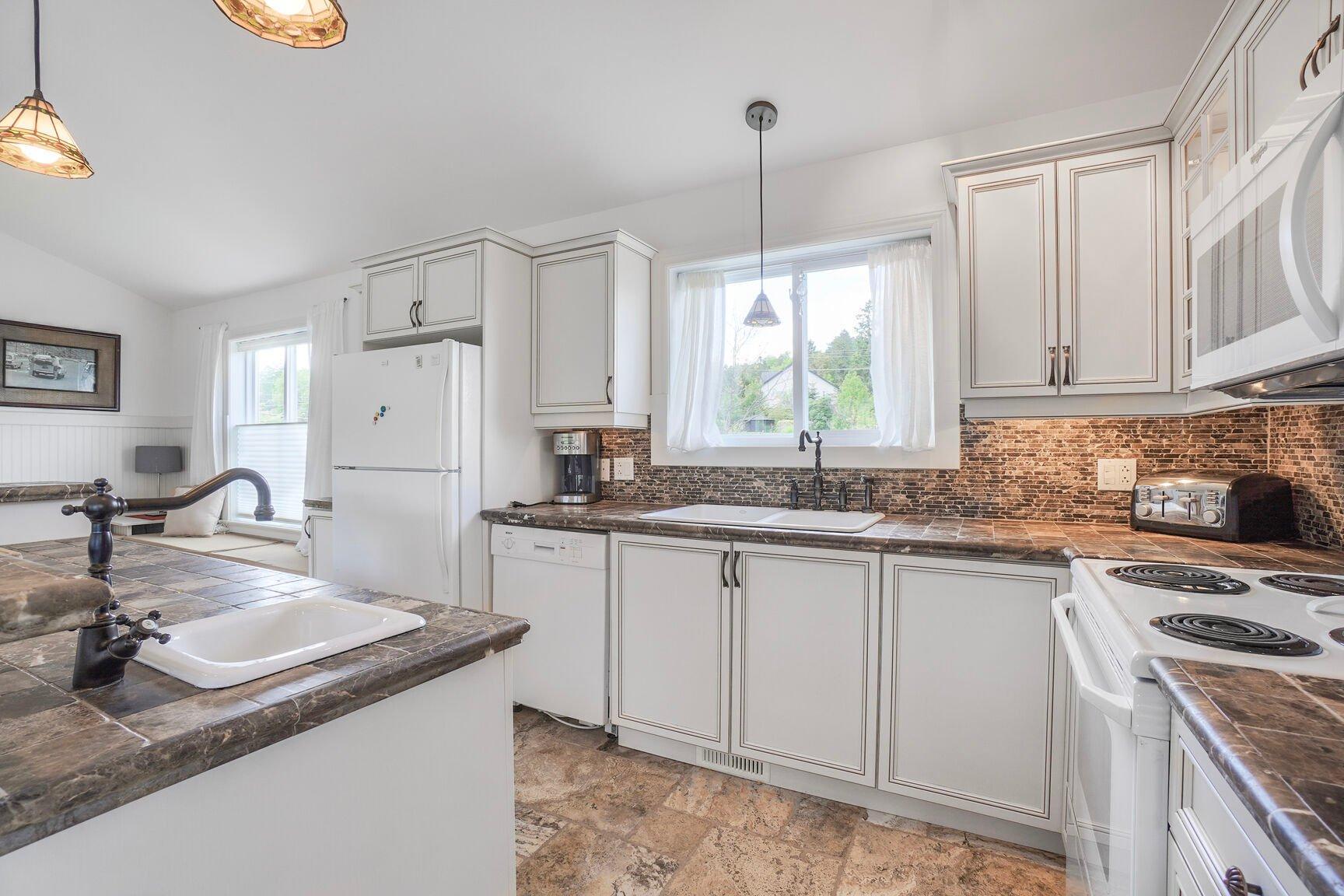 









17Z


Av. des Érables

,
Saint-Sauveur,




QC
J0R1R4

