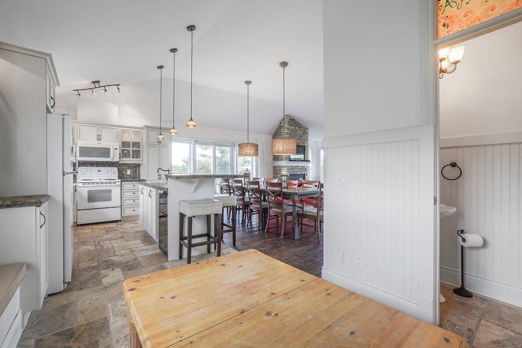 









17Z


Av. des Érables

,
Saint-Sauveur,




QC
J0R1R4

