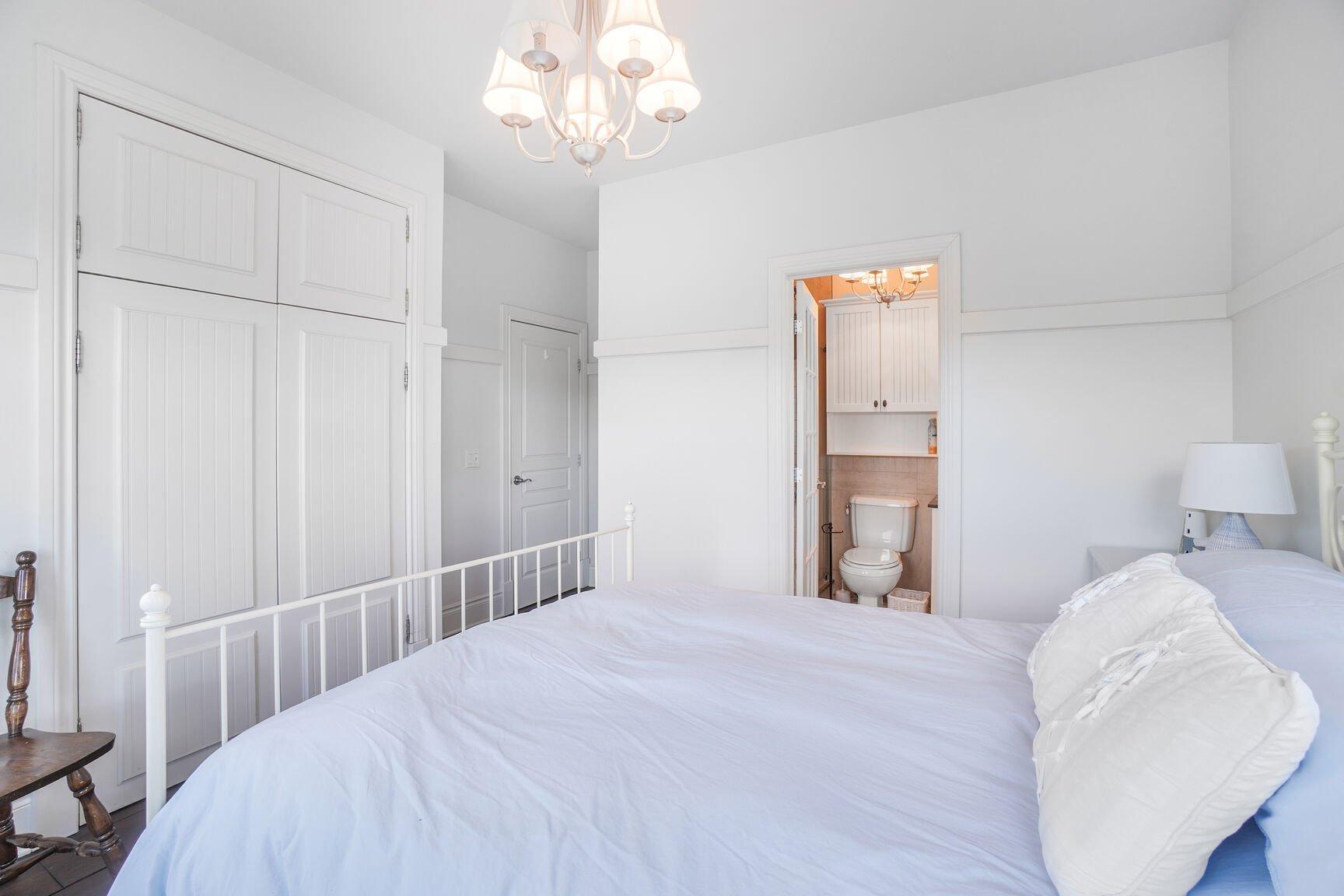 









17Z


Av. des Érables

,
Saint-Sauveur,




QC
J0R1R4

