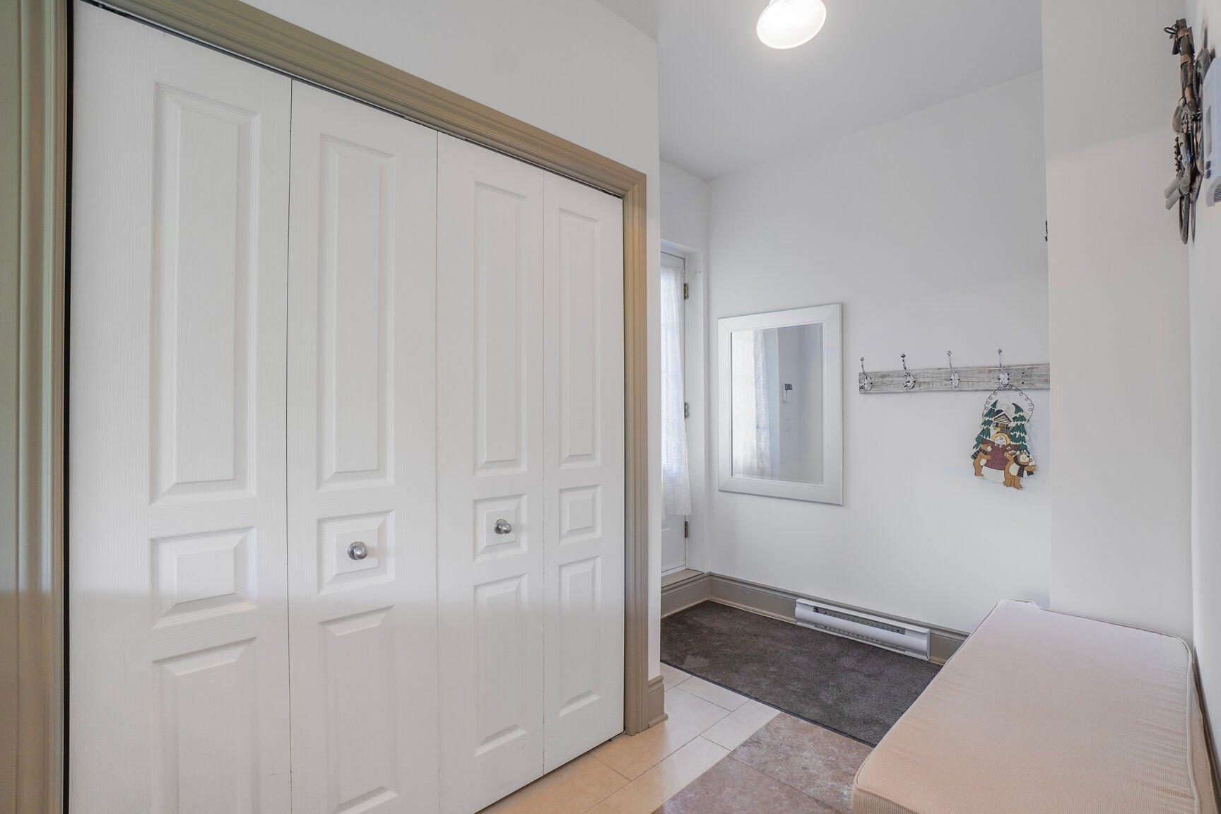 









17Z


Av. des Érables

,
Saint-Sauveur,




QC
J0R1R4

