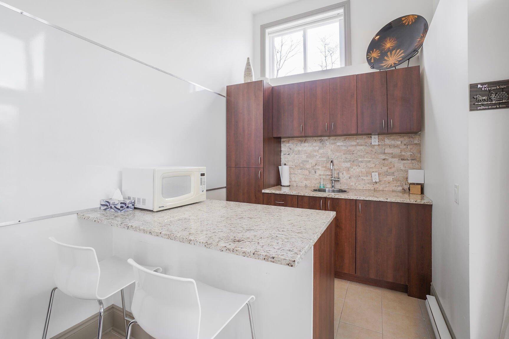 









17Z


Av. des Érables

,
Saint-Sauveur,




QC
J0R1R4

