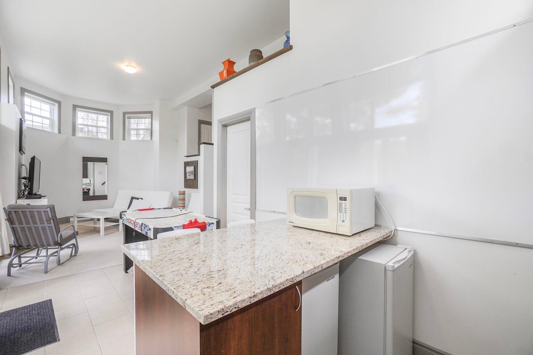 









17Z


Av. des Érables

,
Saint-Sauveur,




QC
J0R1R4

