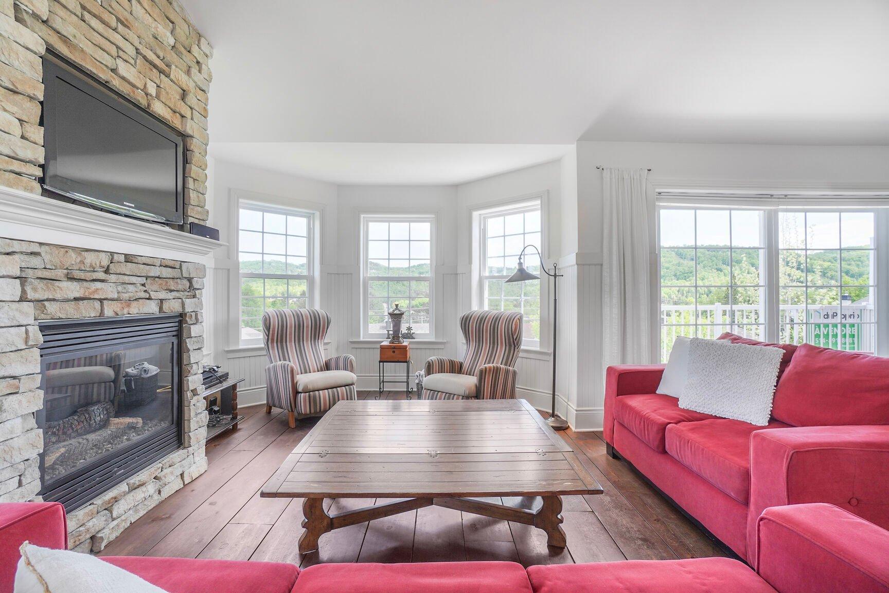 









17Z


Av. des Érables

,
Saint-Sauveur,




QC
J0R1R4

