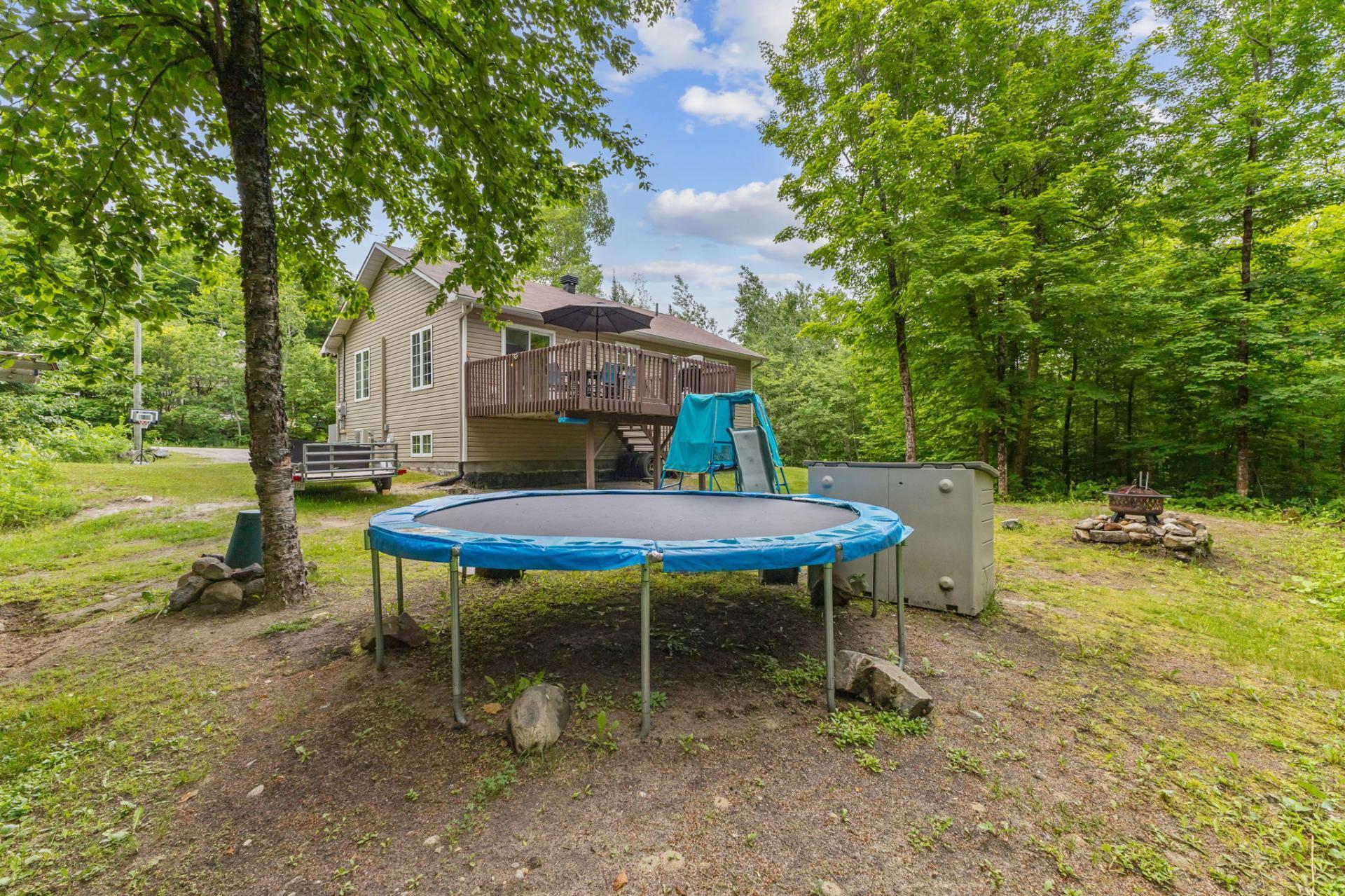 









422


Ch. du Ruisseau

,
Val-des-Monts,




QC
J8N1E7

