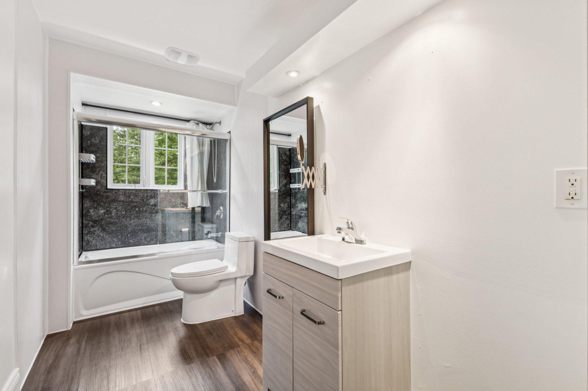 









422


Ch. du Ruisseau

,
Val-des-Monts,




QC
J8N1E7

