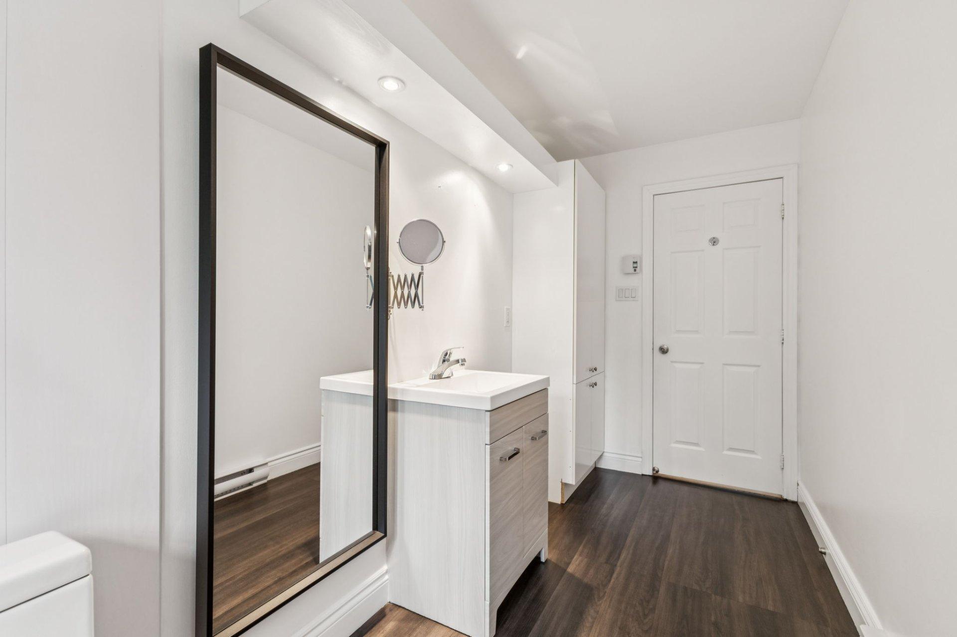 









422


Ch. du Ruisseau

,
Val-des-Monts,




QC
J8N1E7

