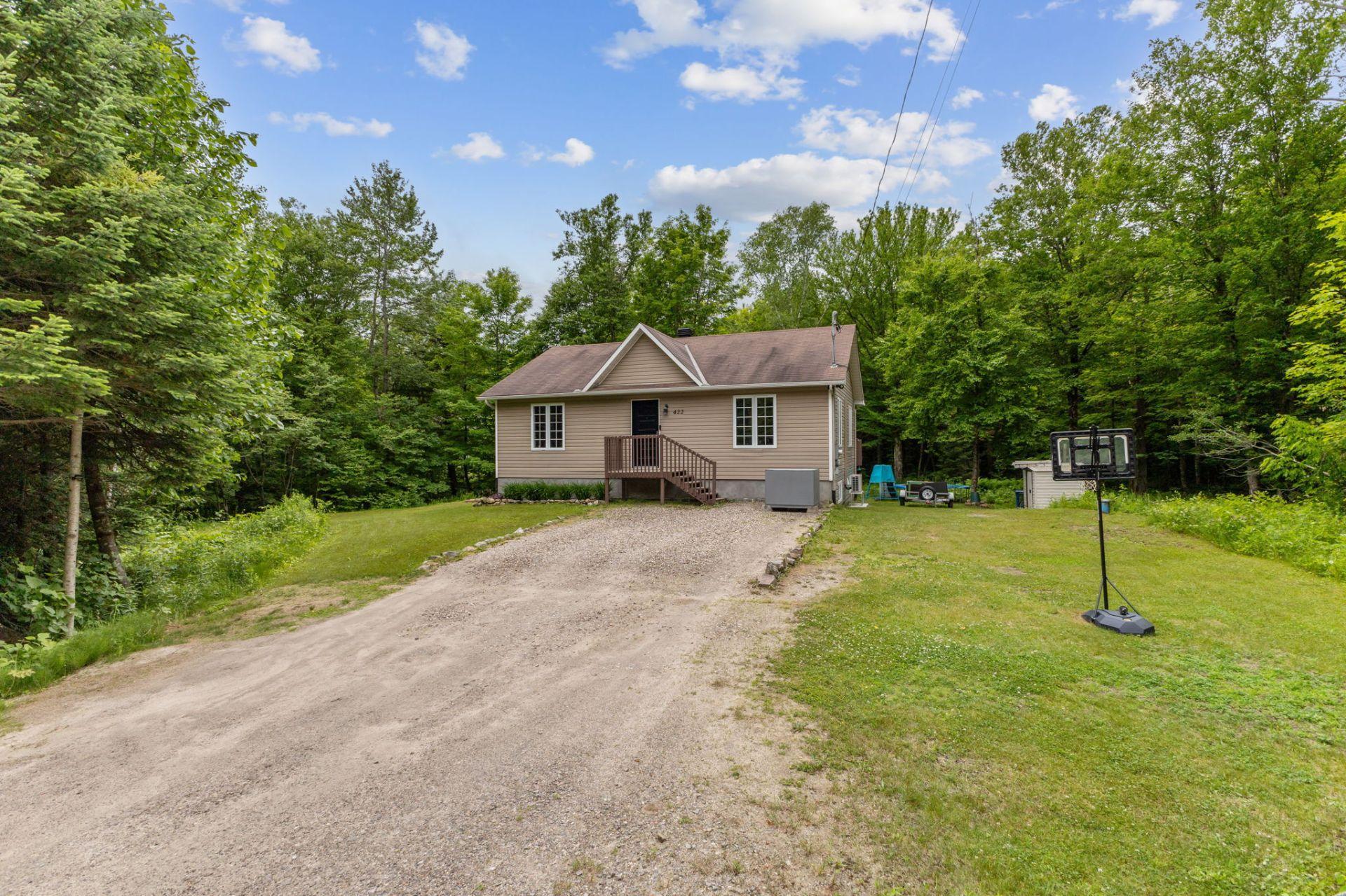 









422


Ch. du Ruisseau

,
Val-des-Monts,




QC
J8N1E7

