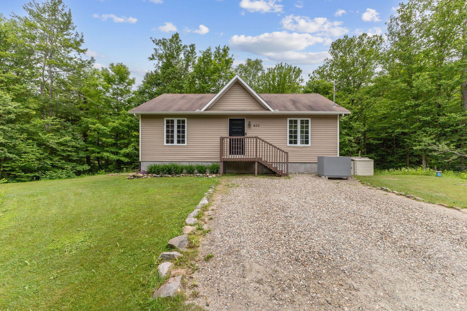 









422


Ch. du Ruisseau

,
Val-des-Monts,




QC
J8N1E7

