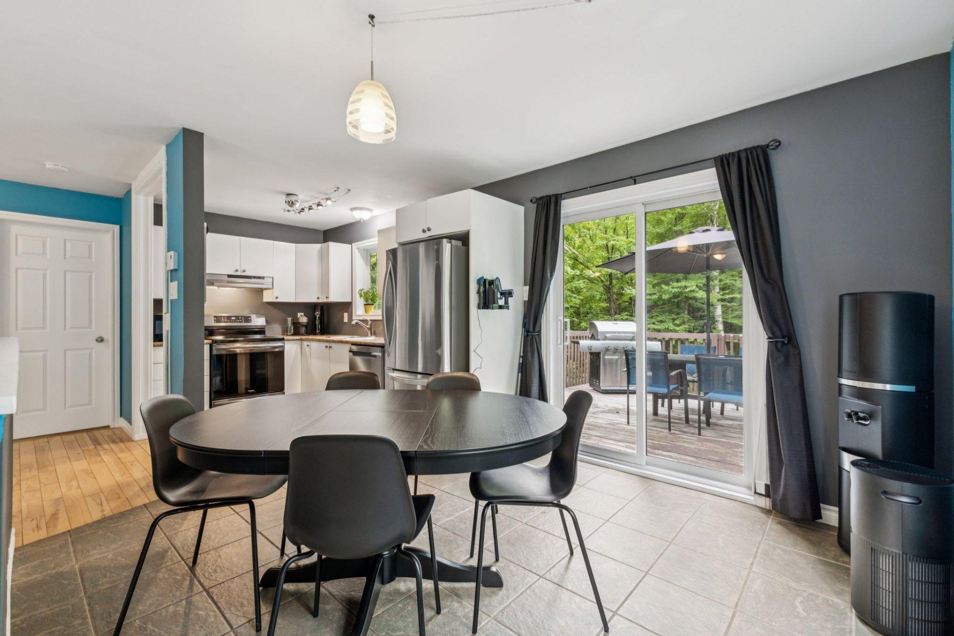 









422


Ch. du Ruisseau

,
Val-des-Monts,




QC
J8N1E7

