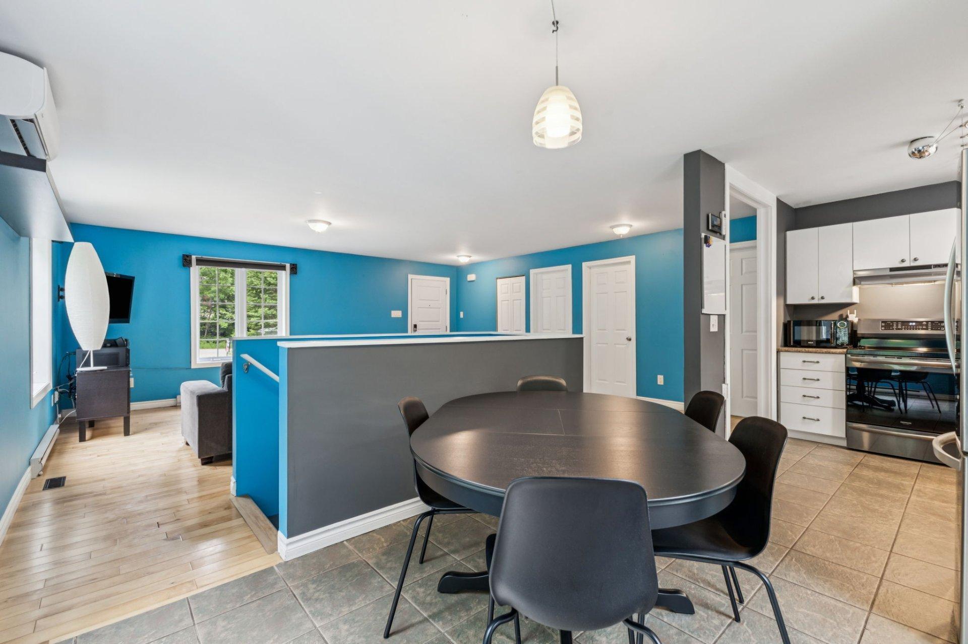 









422


Ch. du Ruisseau

,
Val-des-Monts,




QC
J8N1E7

