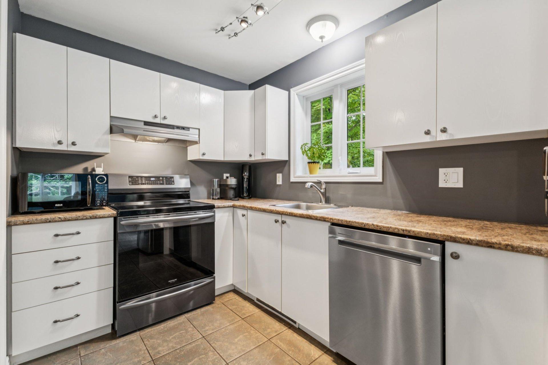 









422


Ch. du Ruisseau

,
Val-des-Monts,




QC
J8N1E7

