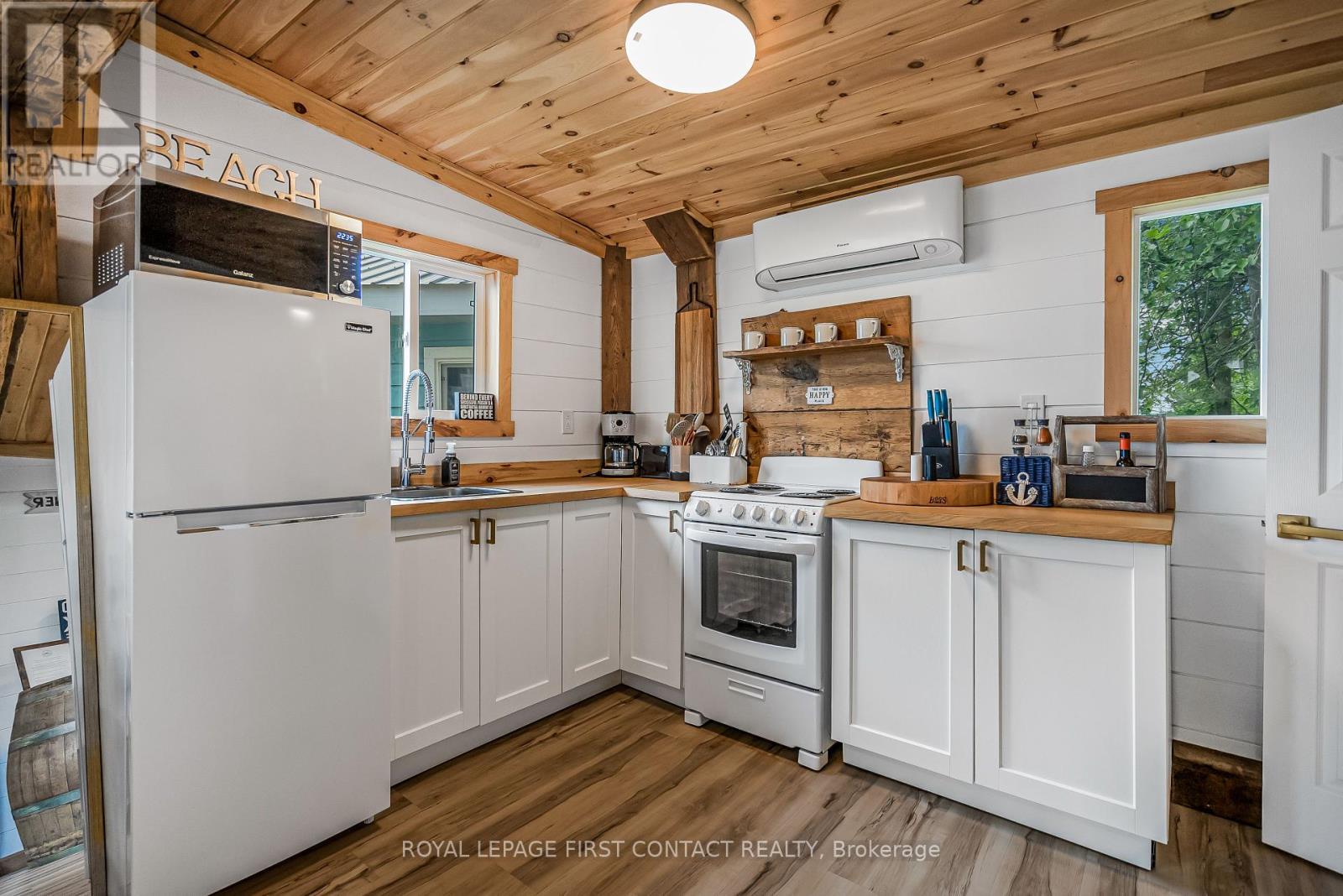 












5608 PENETANGUISHENE ROAD

,
Springwater,




Ontario
L0L1P0

