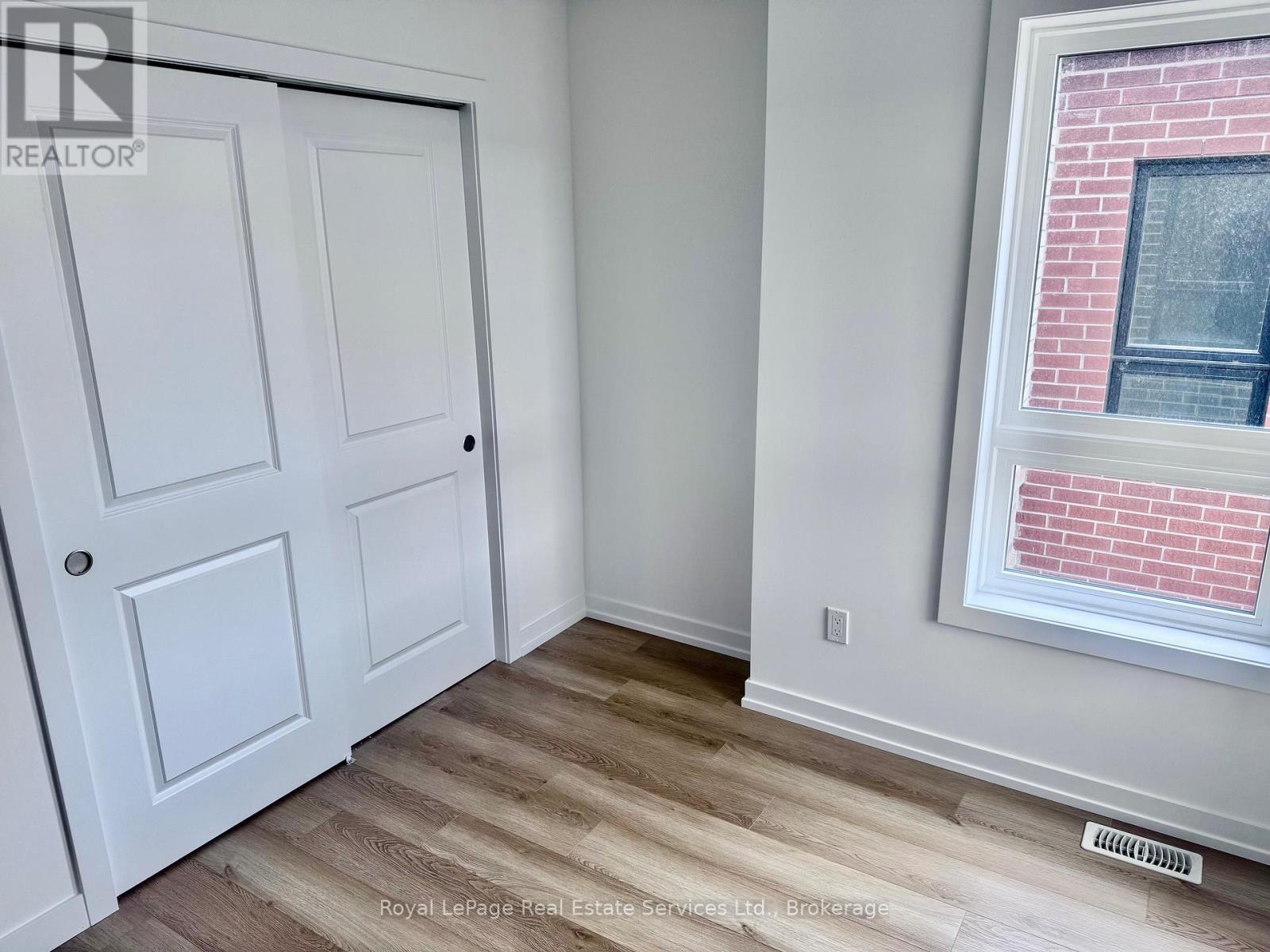 












231 BURKE STREET

,
Hamilton (Waterdown),




Ontario
L8B2A9

