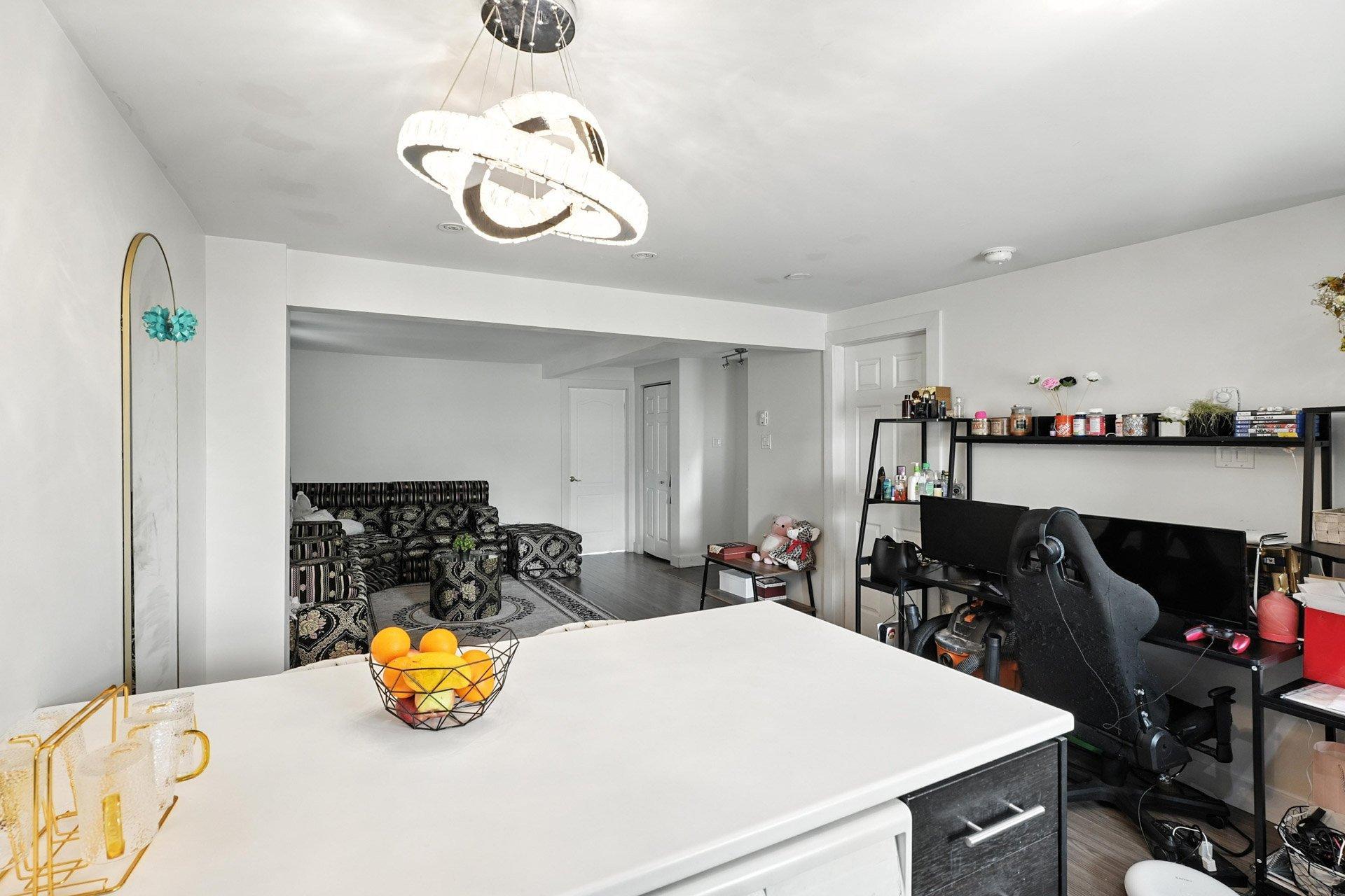 









213


Rue Kent

,
Gatineau (Hull),




QC
J8X3L5


