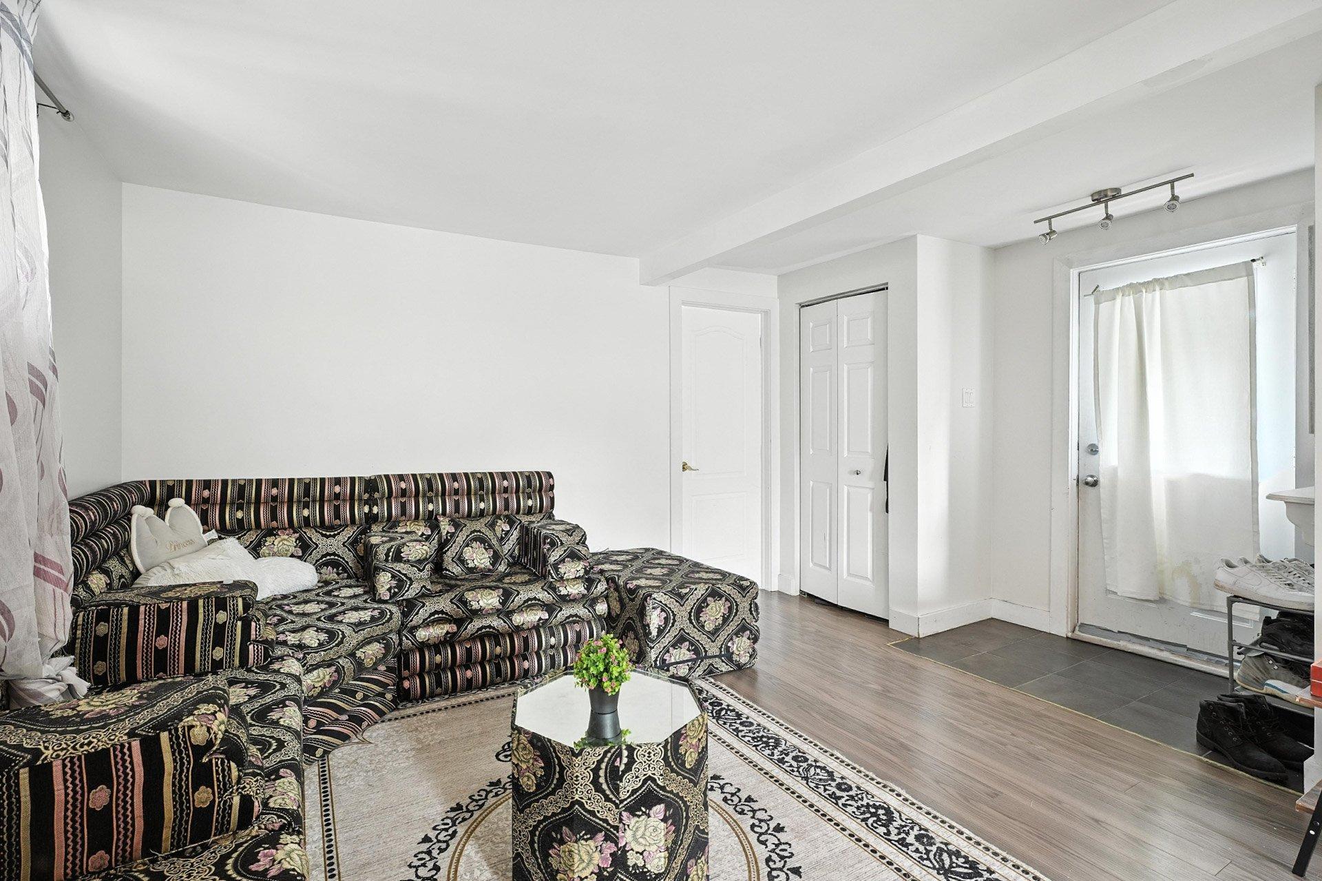 









213


Rue Kent

,
Gatineau (Hull),




QC
J8X3L5

