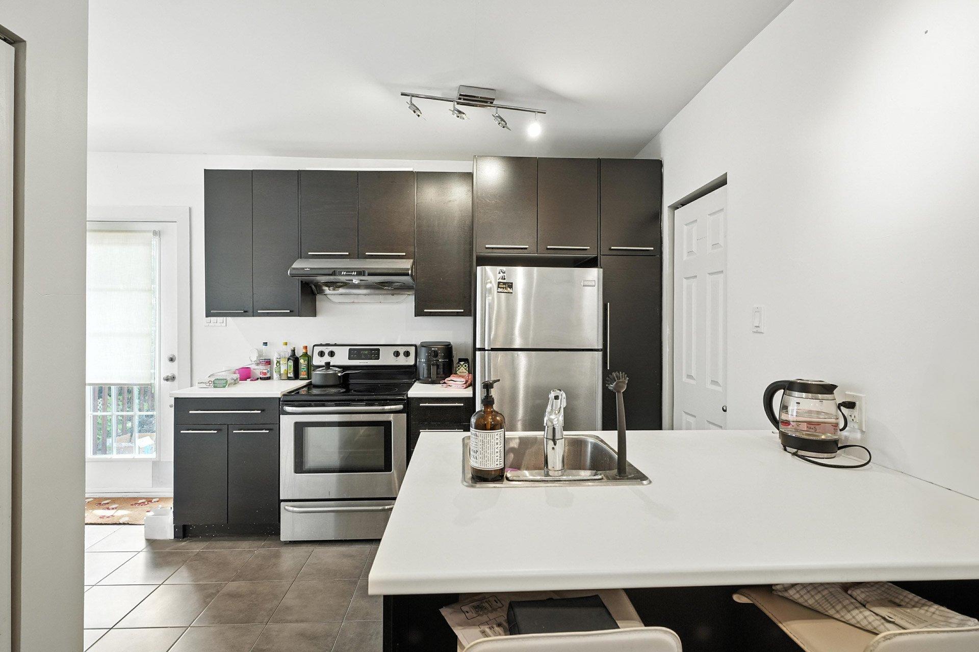 









213


Rue Kent

,
Gatineau (Hull),




QC
J8X3L5

