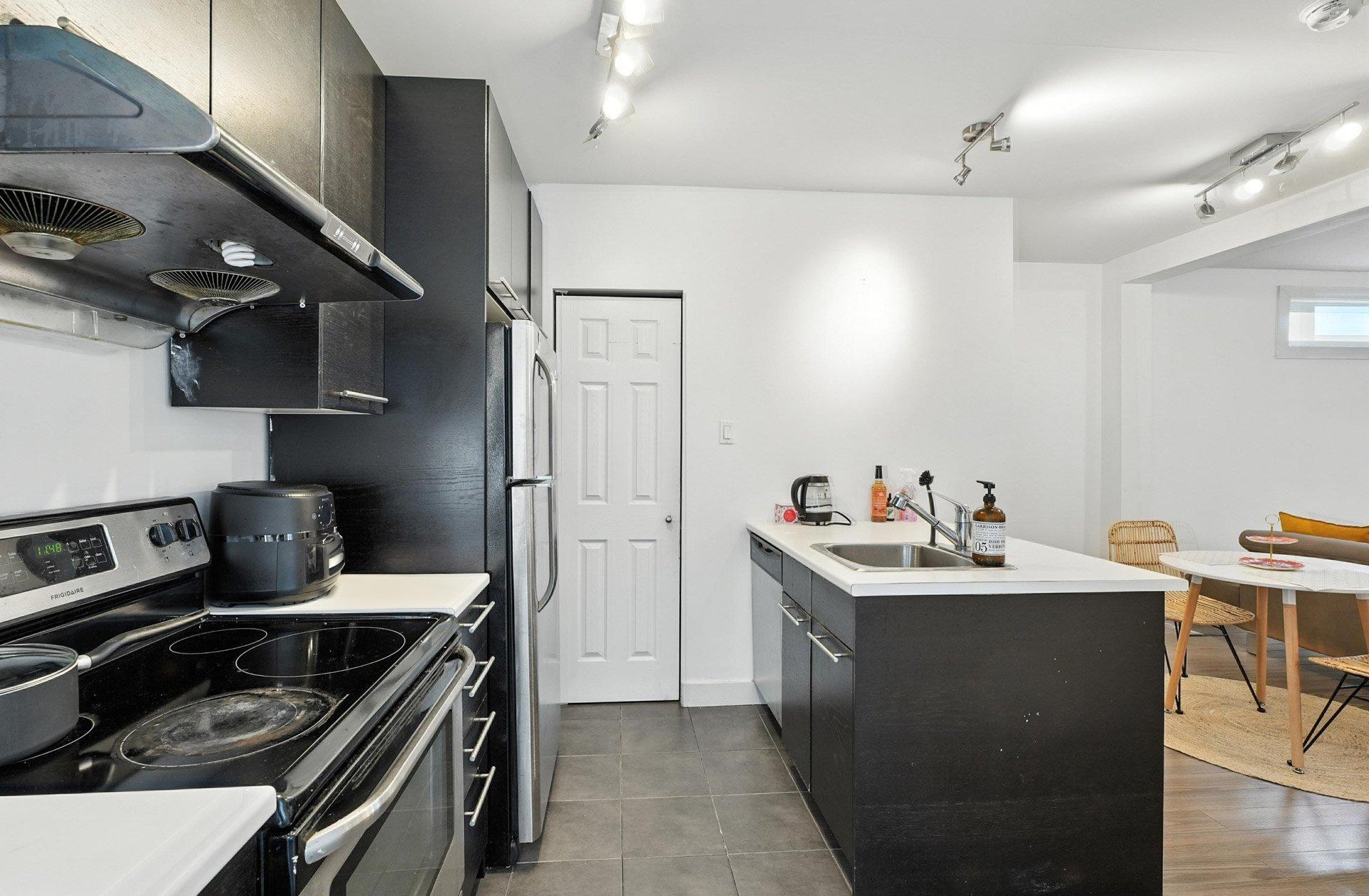 









213


Rue Kent

,
Gatineau (Hull),




QC
J8X3L5

