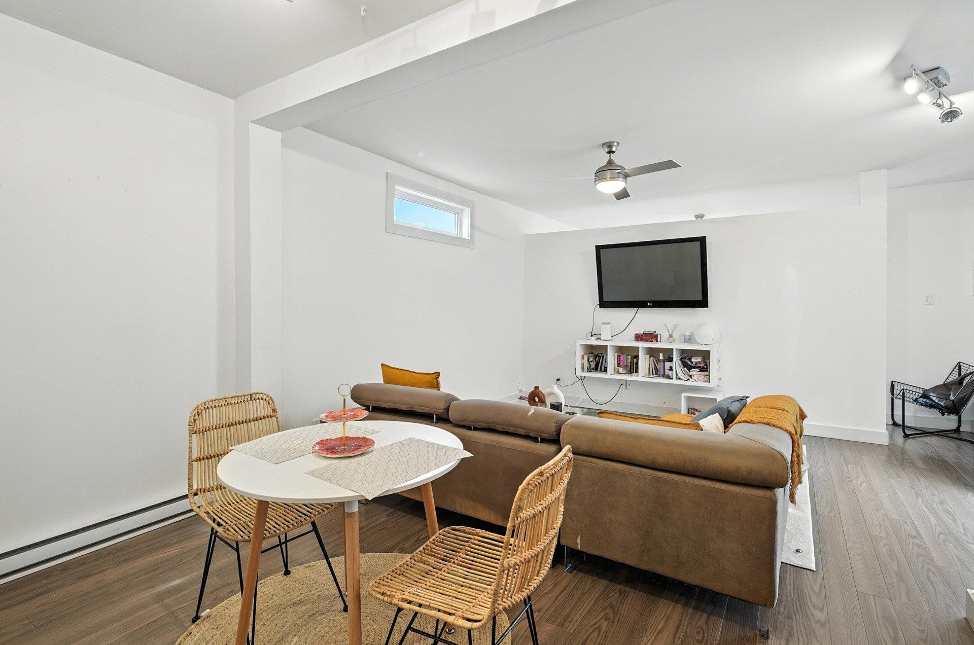 









213


Rue Kent

,
Gatineau (Hull),




QC
J8X3L5

