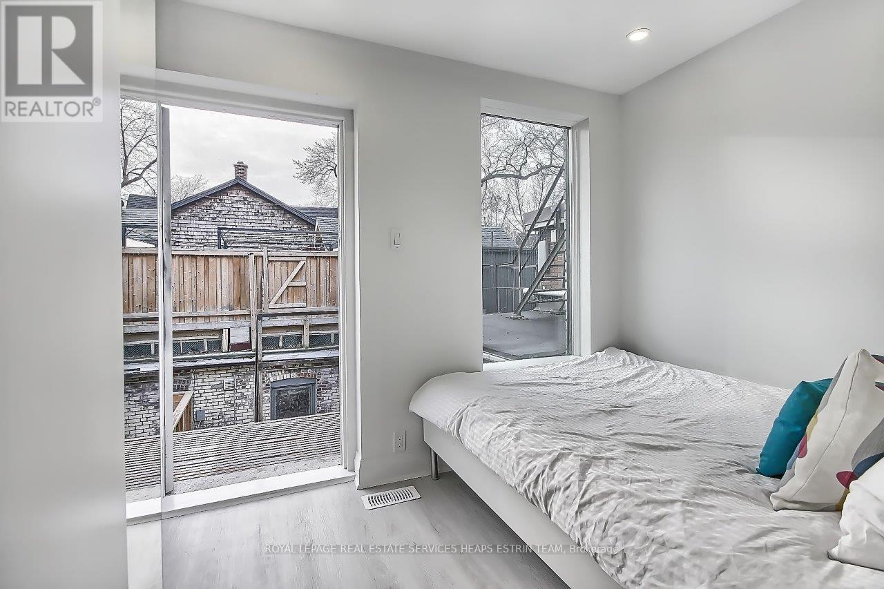 












SECOND FLOOR BACK UNIT - 415 DUNDAS STREET E

,
Toronto,




Ontario
M5A2A9

