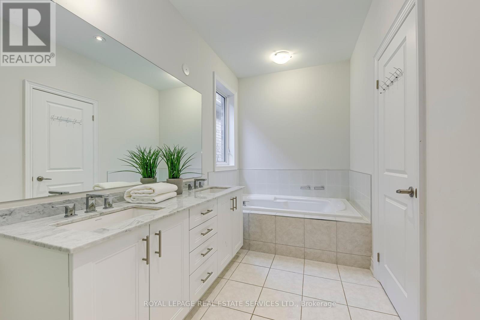 












3234 POST ROAD

,
Oakville,




Ontario
L6H7C5

