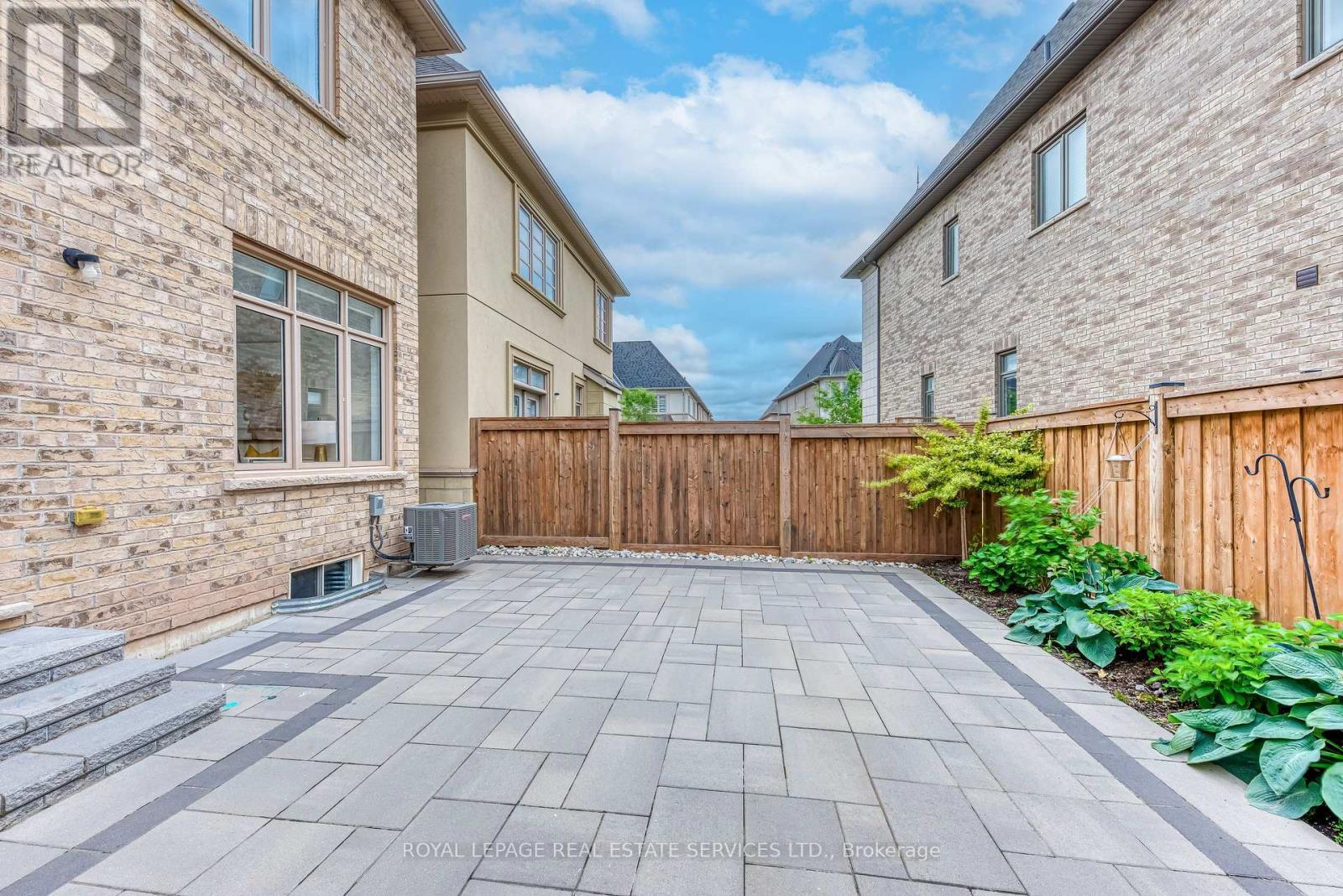 












3234 POST ROAD

,
Oakville,




Ontario
L6H7C5

