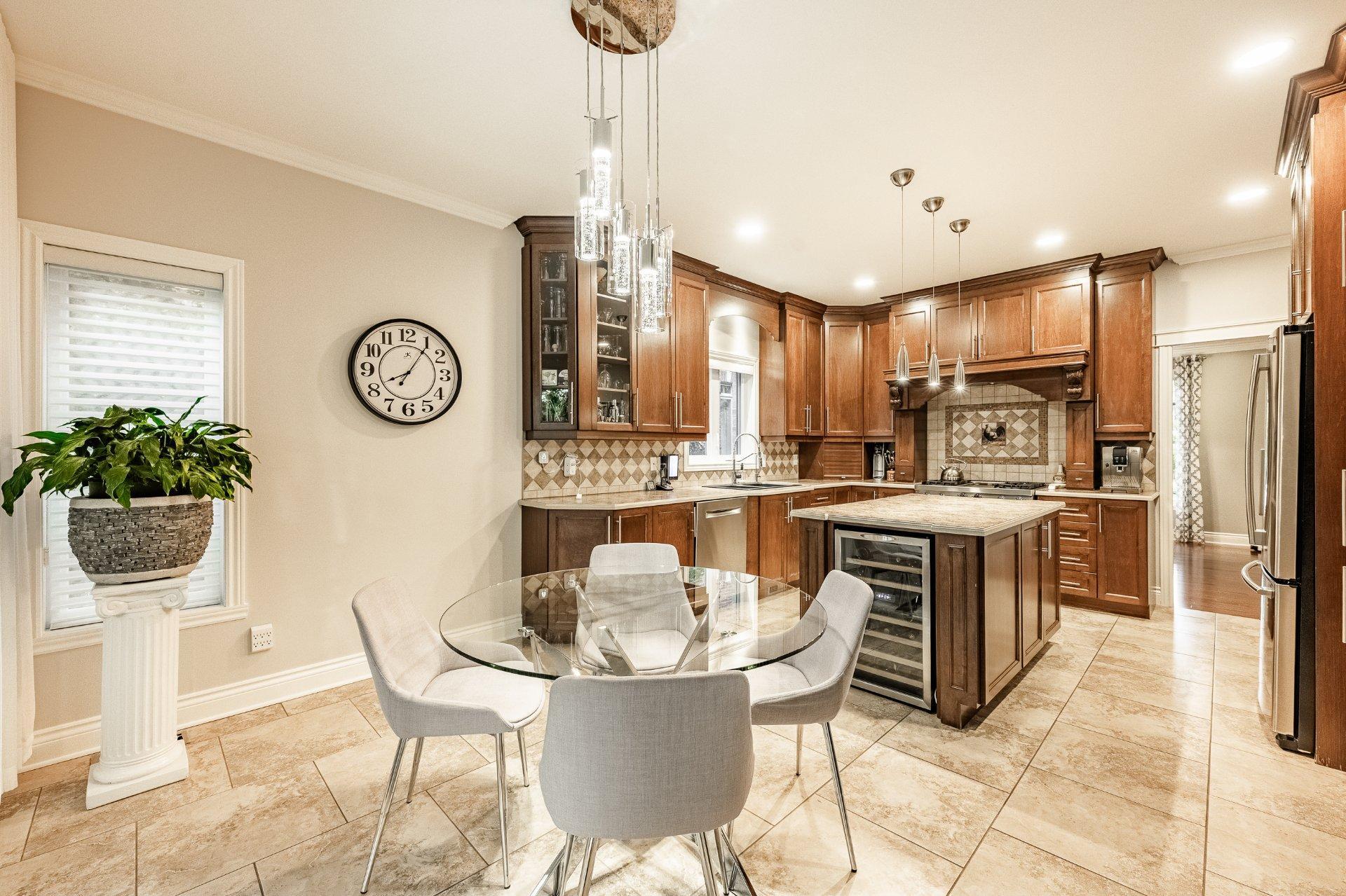 









200


Rue Jean-De Fonblanche

,
Carignan,




QC
J3L7A8

