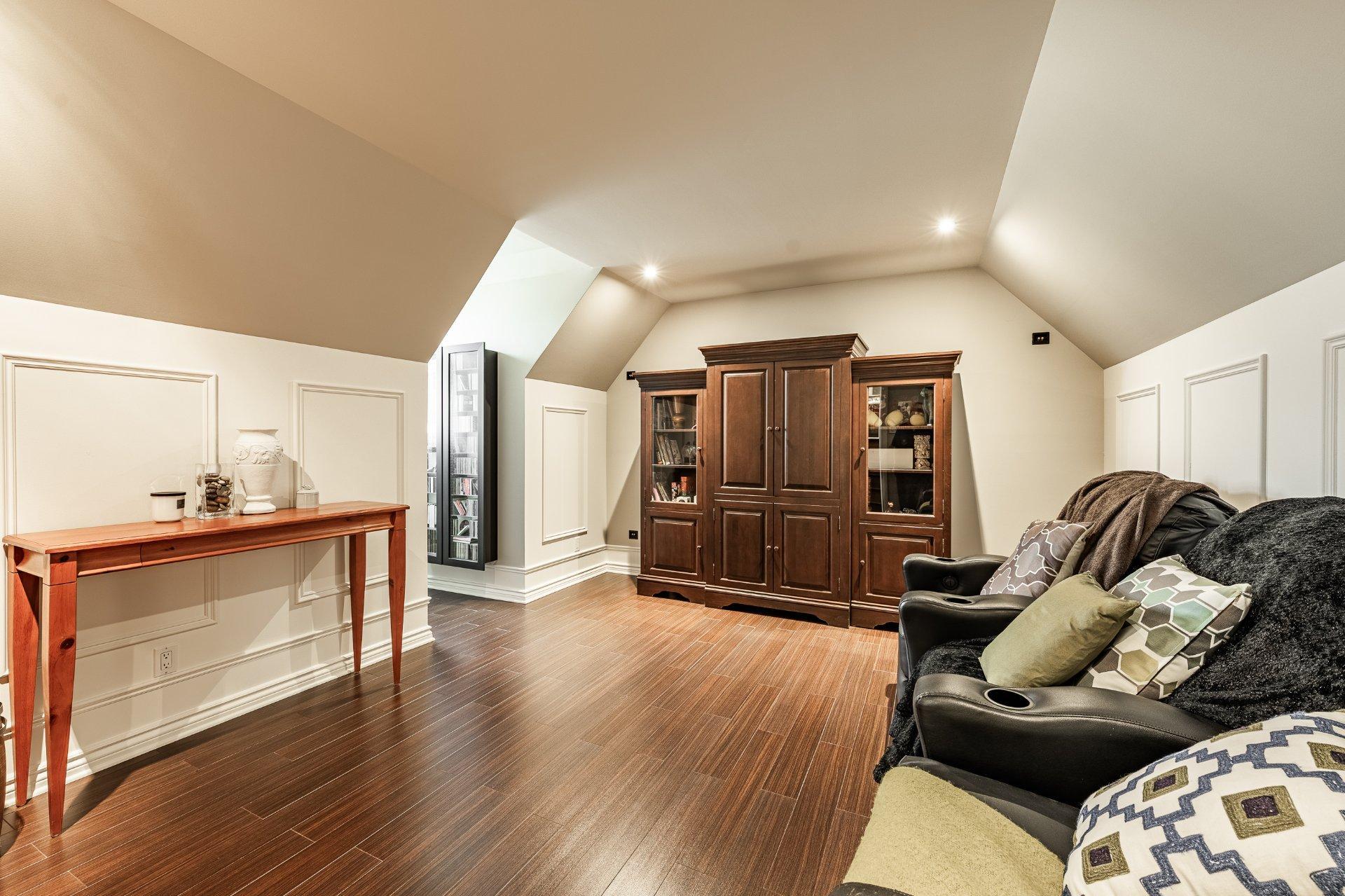 









200


Rue Jean-De Fonblanche

,
Carignan,




QC
J3L7A8

