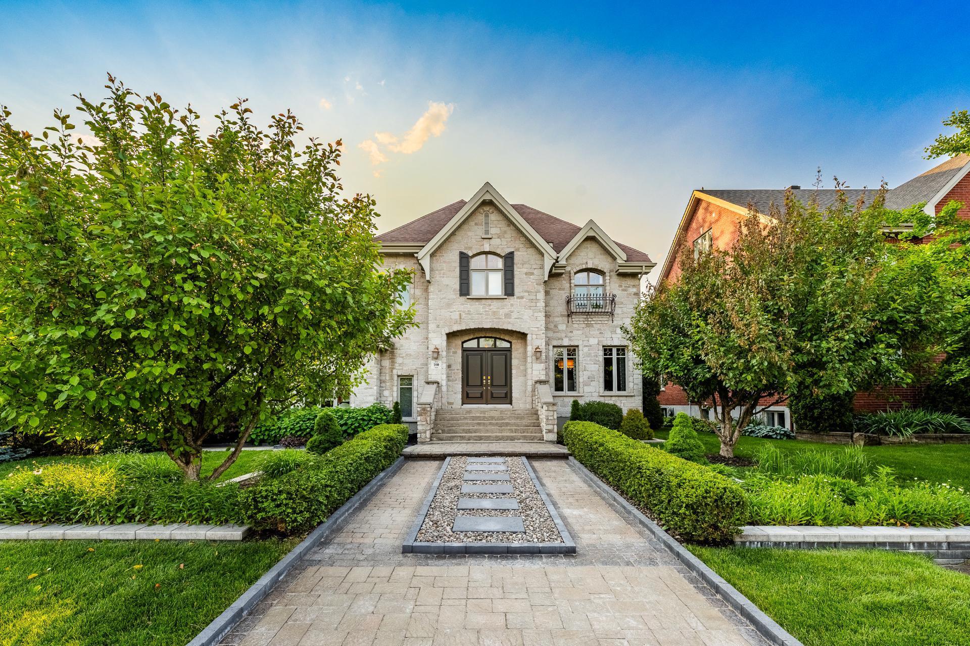 









200


Rue Jean-De Fonblanche

,
Carignan,




QC
J3L7A8

