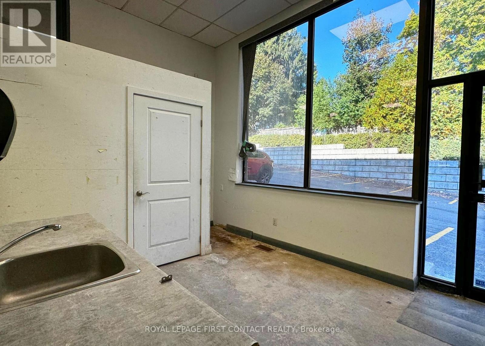 












102 - 135 BAYFIELD STREET

,
Barrie,




Ontario
L4M3B3

