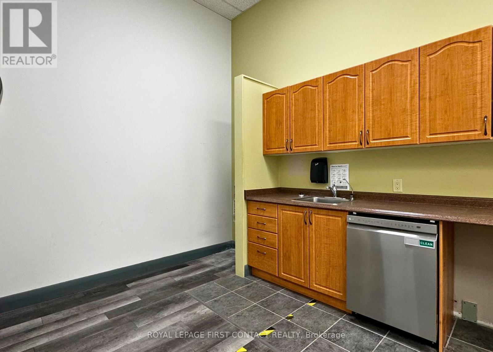 












102 - 135 BAYFIELD STREET

,
Barrie,




Ontario
L4M3B3

