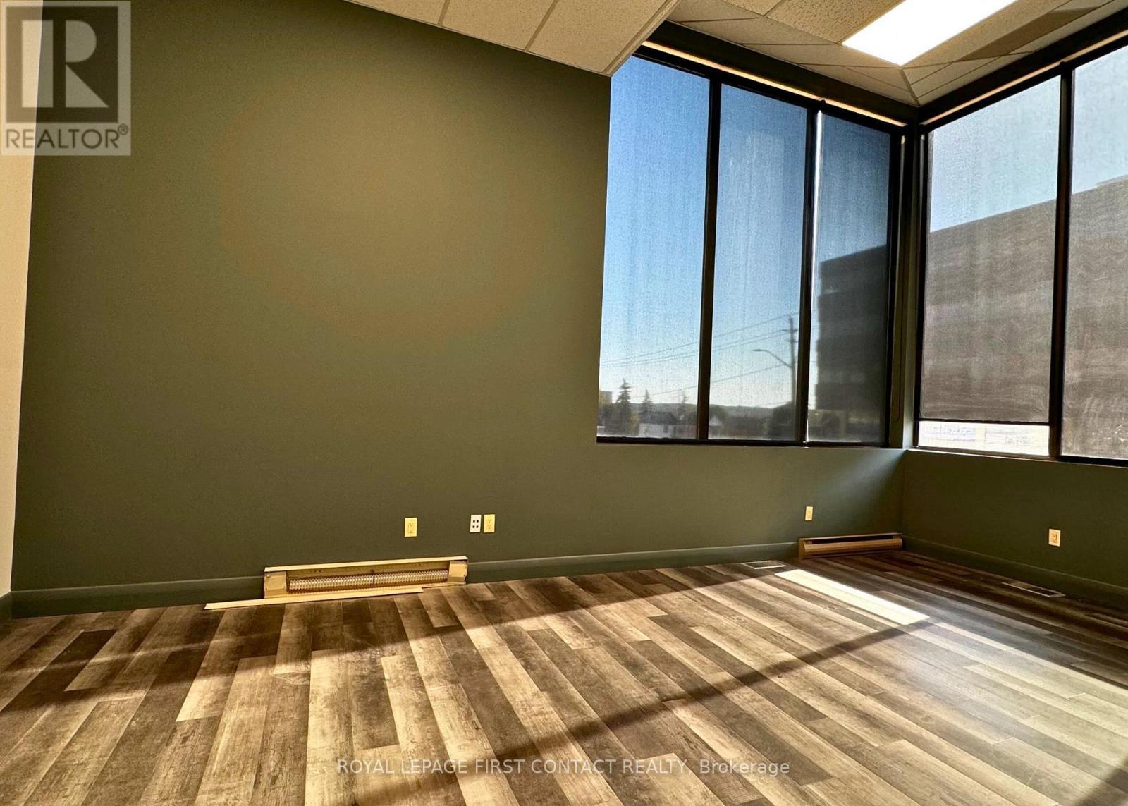 












102 - 135 BAYFIELD STREET

,
Barrie,




Ontario
L4M3B3

