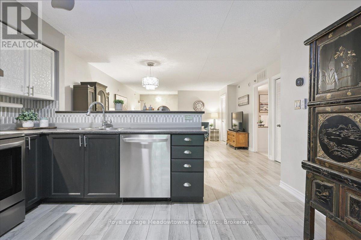 












105 - 1450 BISHOPS GATE

,
Oakville (GA Glen Abbey),




Ontario
L6M4N1

