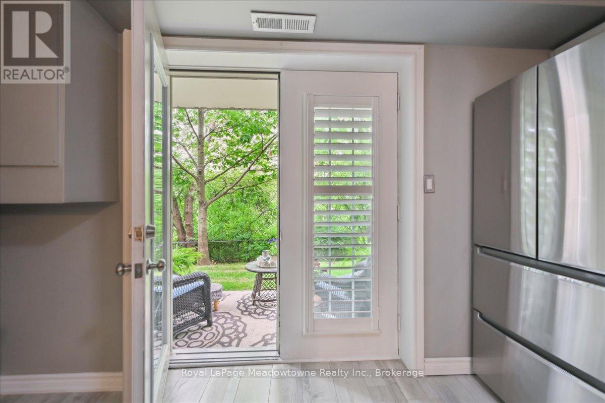 












105 - 1450 BISHOPS GATE

,
Oakville (GA Glen Abbey),




Ontario
L6M4N1

