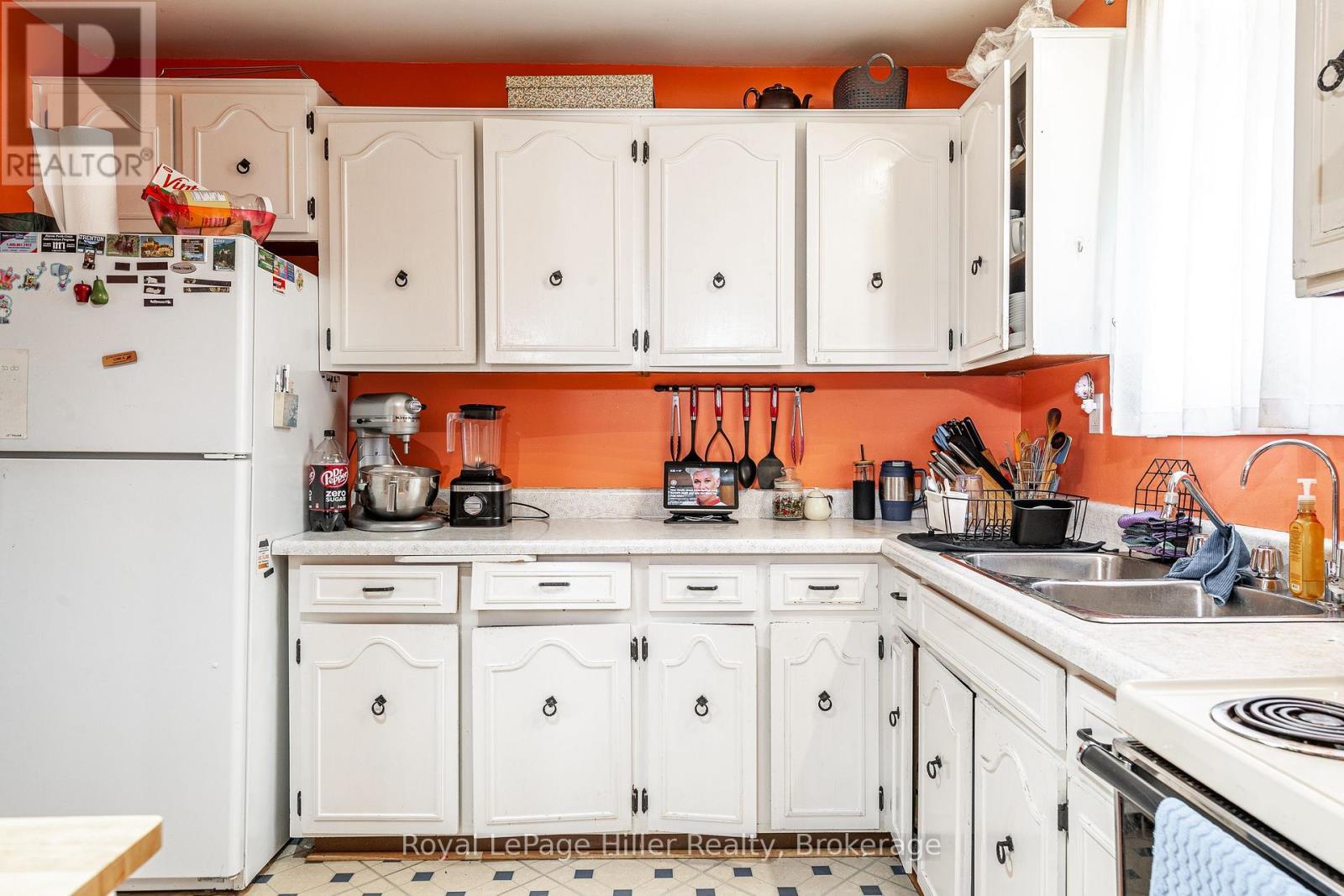 












292 MAPLE AVENUE

,
Stratford,




Ontario
N5A6Z4

