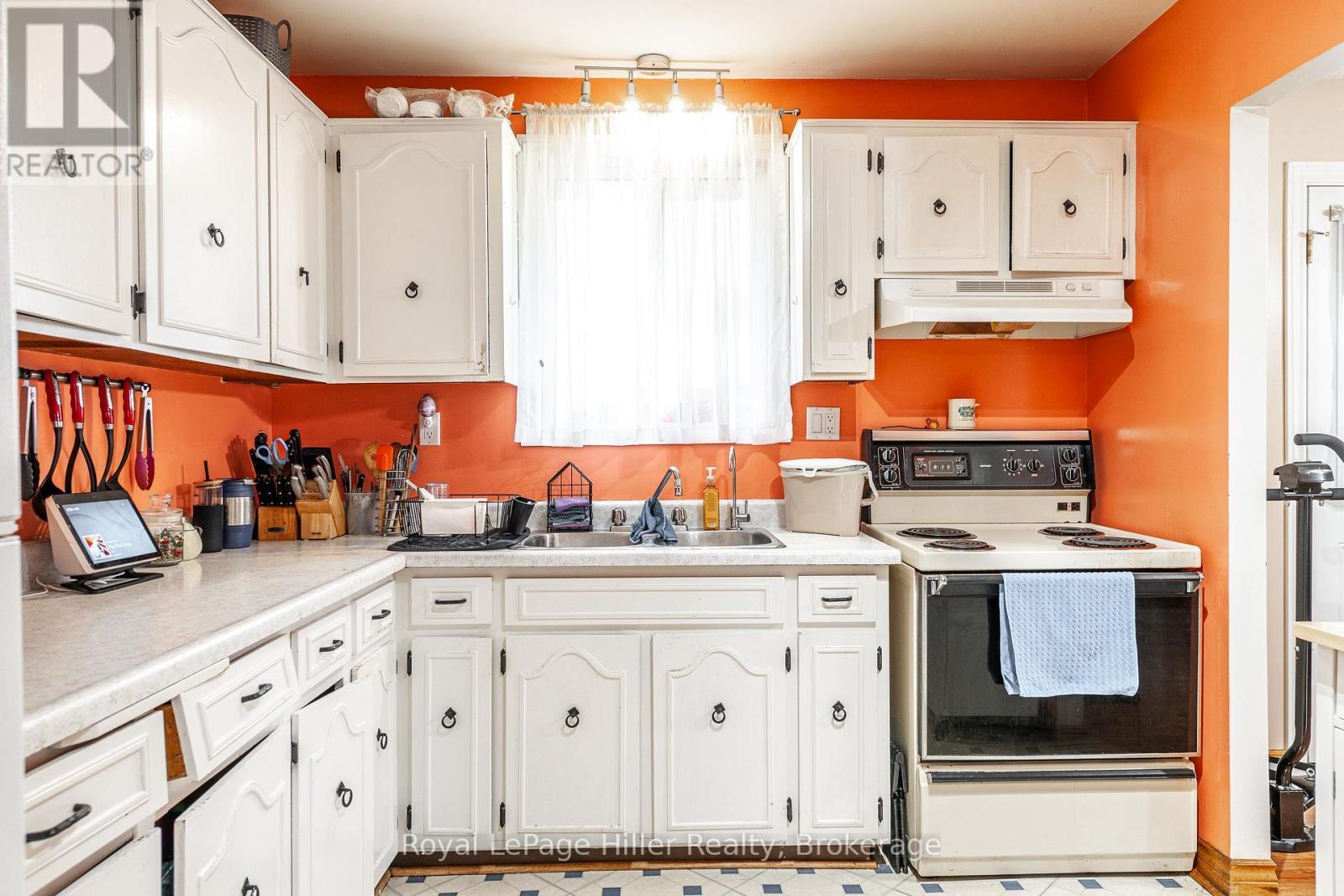 












292 MAPLE AVENUE

,
Stratford,




Ontario
N5A6Z4

