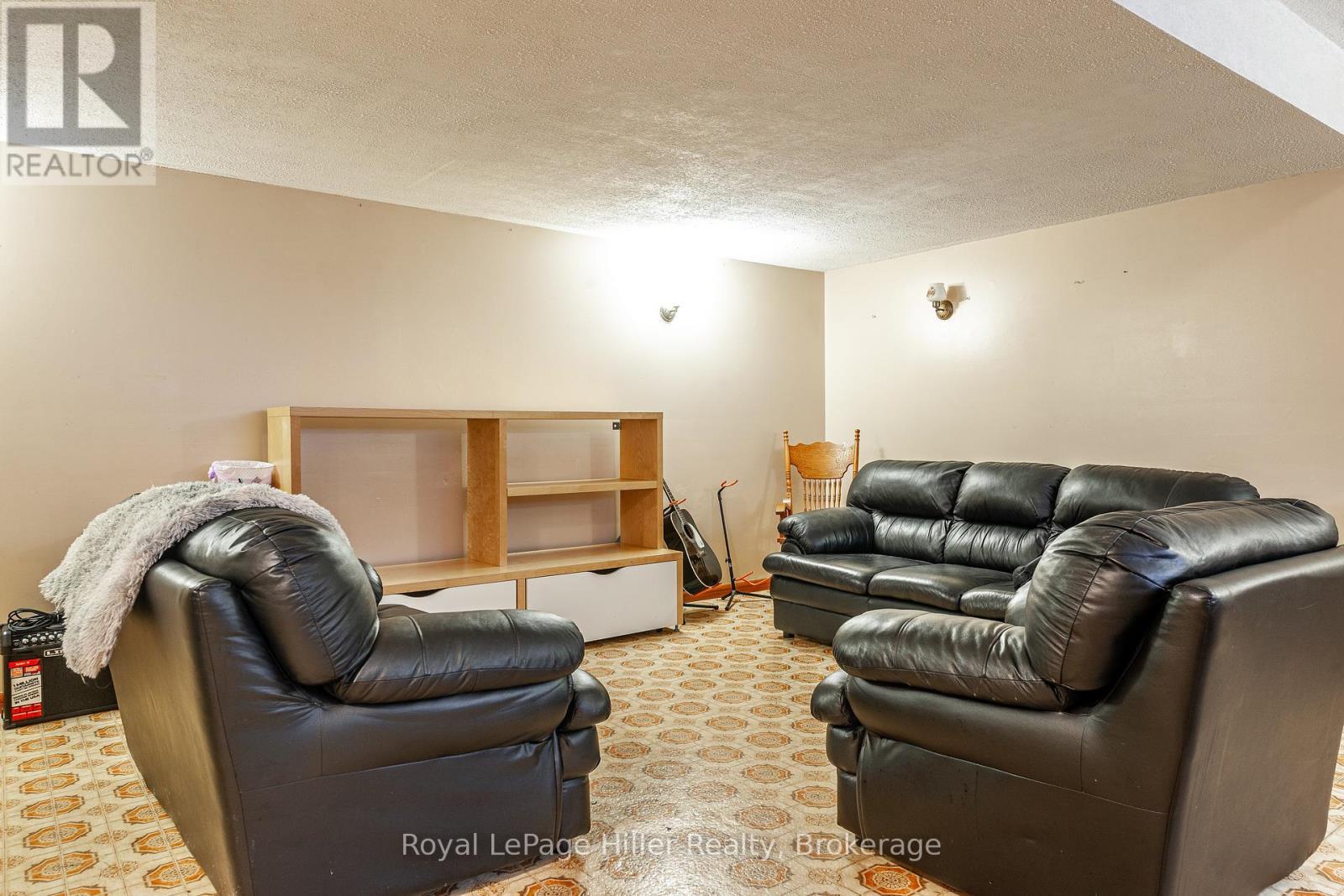 












292 MAPLE AVENUE

,
Stratford,




Ontario
N5A6Z4

