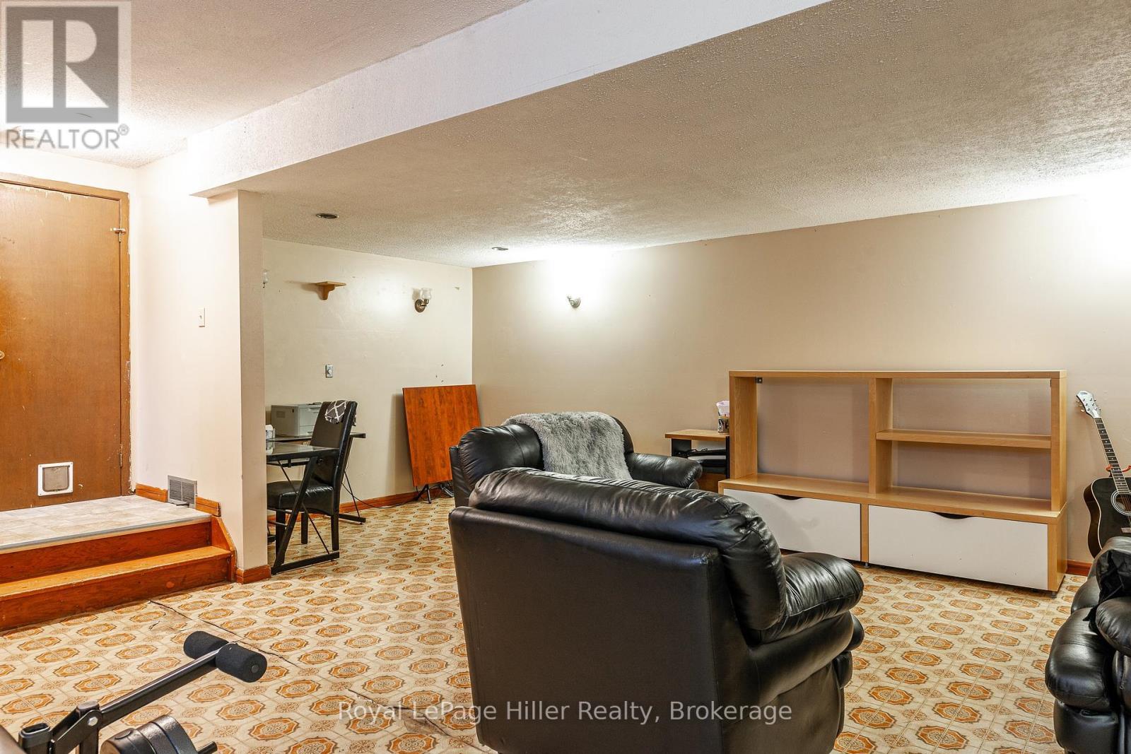 












292 MAPLE AVENUE

,
Stratford,




Ontario
N5A6Z4

