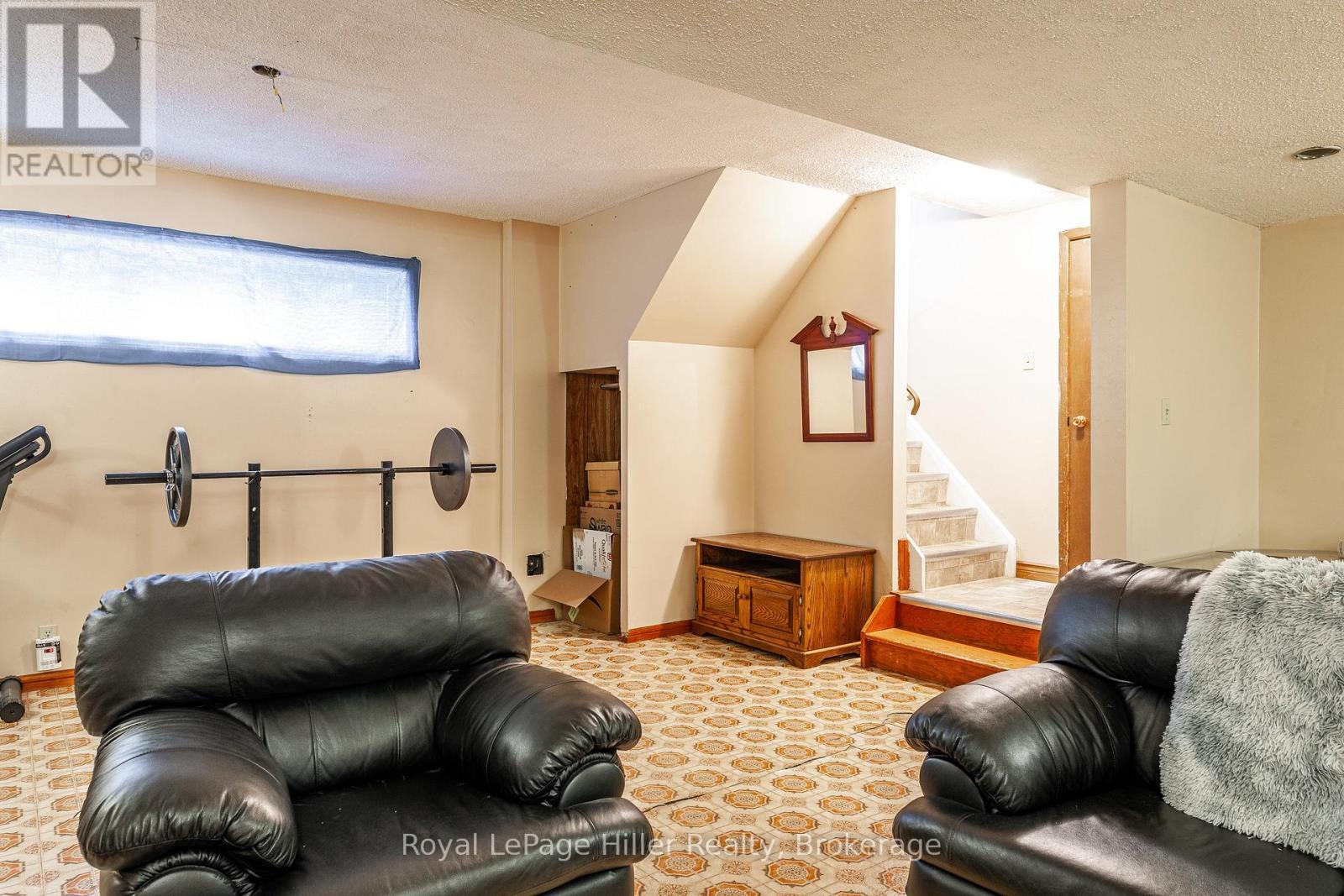 












292 MAPLE AVENUE

,
Stratford,




Ontario
N5A6Z4

