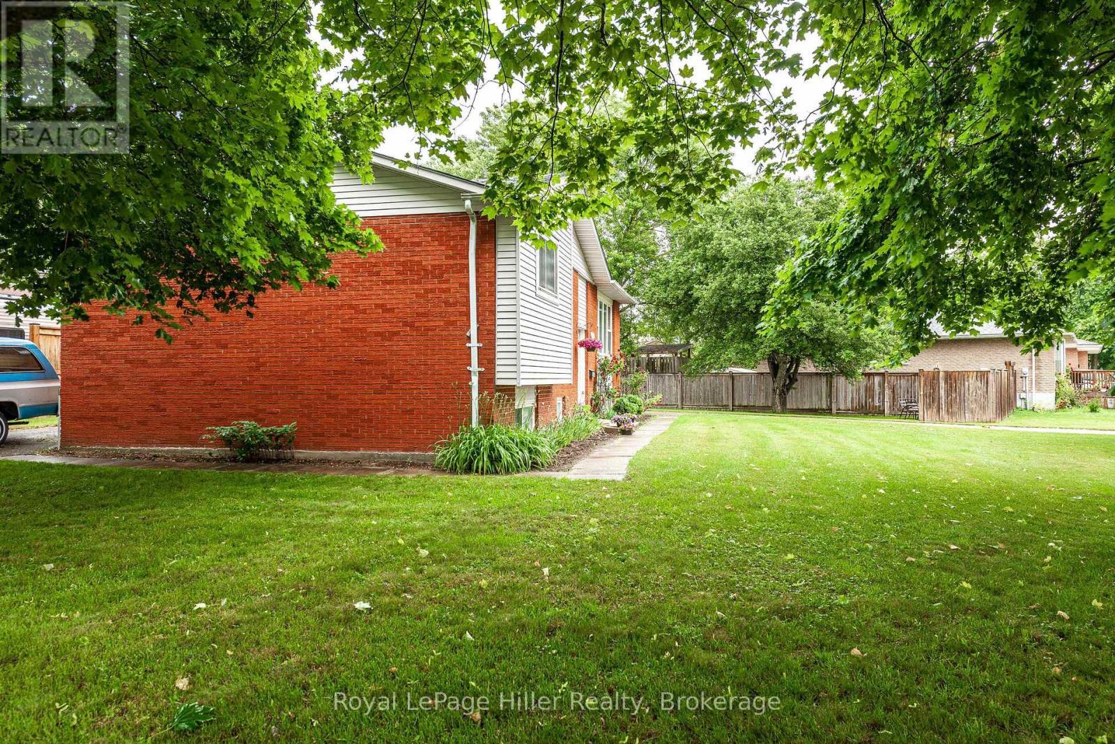












292 MAPLE AVENUE

,
Stratford,




Ontario
N5A6Z4

