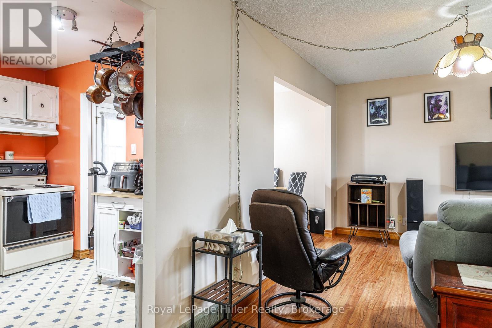 












292 MAPLE AVENUE

,
Stratford,




Ontario
N5A6Z4

