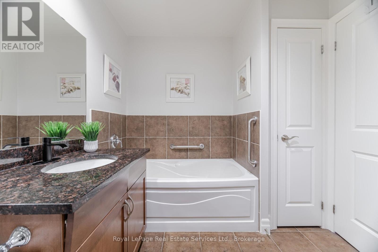 












303 - 360 PEARL STREET

,
Burlington (Brant),




Ontario
L7R1E1

