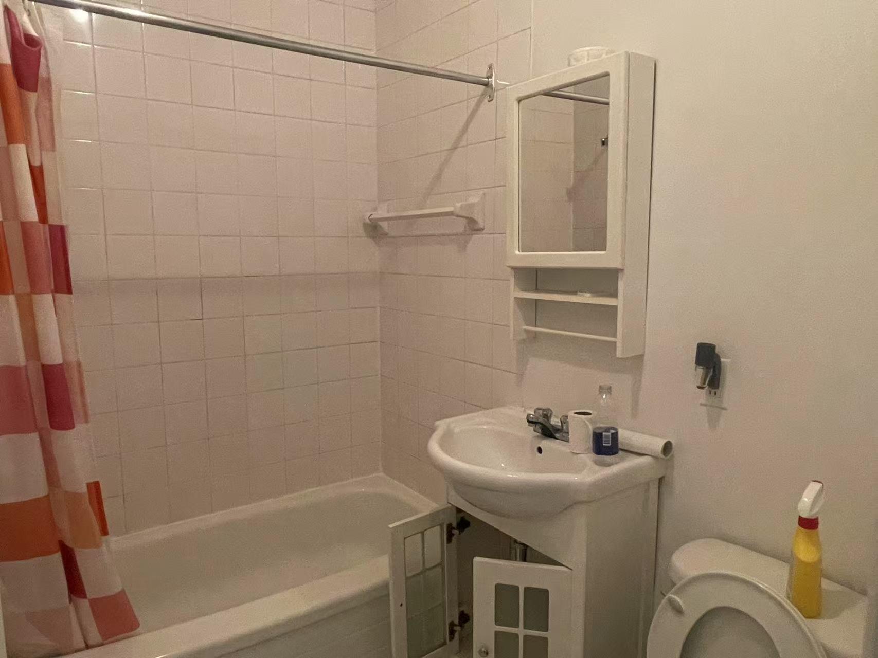 









1319


Rue Ste-Catherine E.

, 2,
Montréal (Ville-Marie),




QC
H2L2H4

